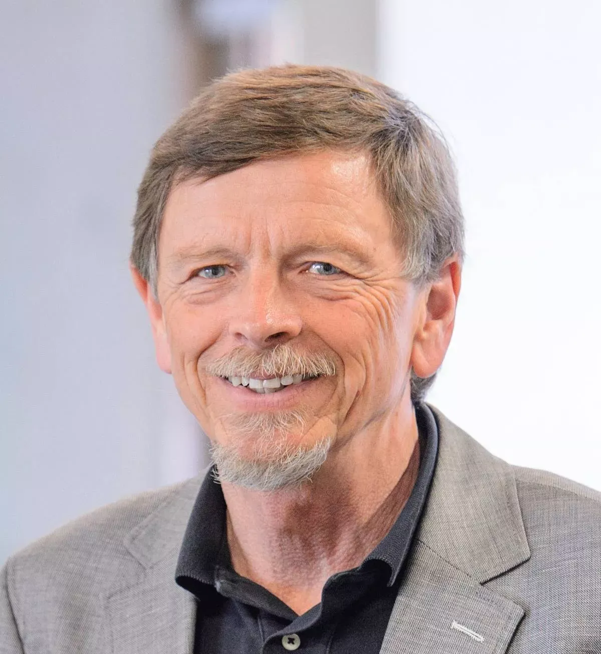 Das Bild zeigt ein Porträt von Prof. Dr. Friedrich Breyer, Professor für Wirtschafts- und Sozialpolitik an der Universität Konstanz. Das Bild zeigt ein Porträt von Prof. Dr. Friedrich Breyer, Professor für Wirtschafts- und Sozialpolitik an der Universität Konstanz.