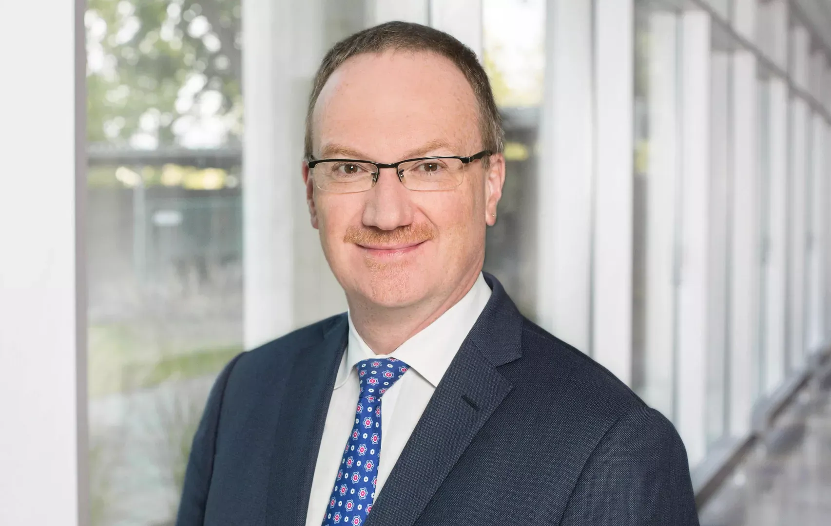 Das Bild zeigt Prof. Dr. Lars Feld