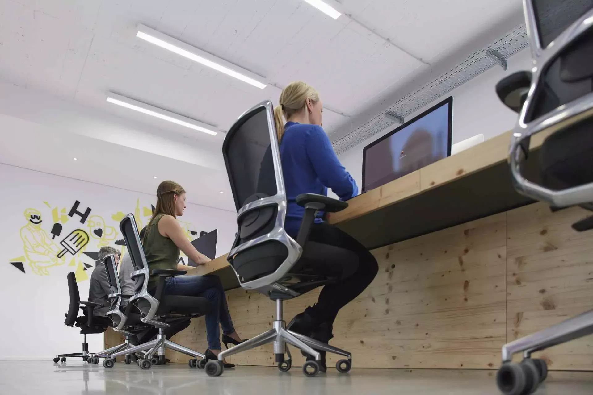 Menschen arbeiten in einem Großraumbüro. Bild: IMAGO / Westend61