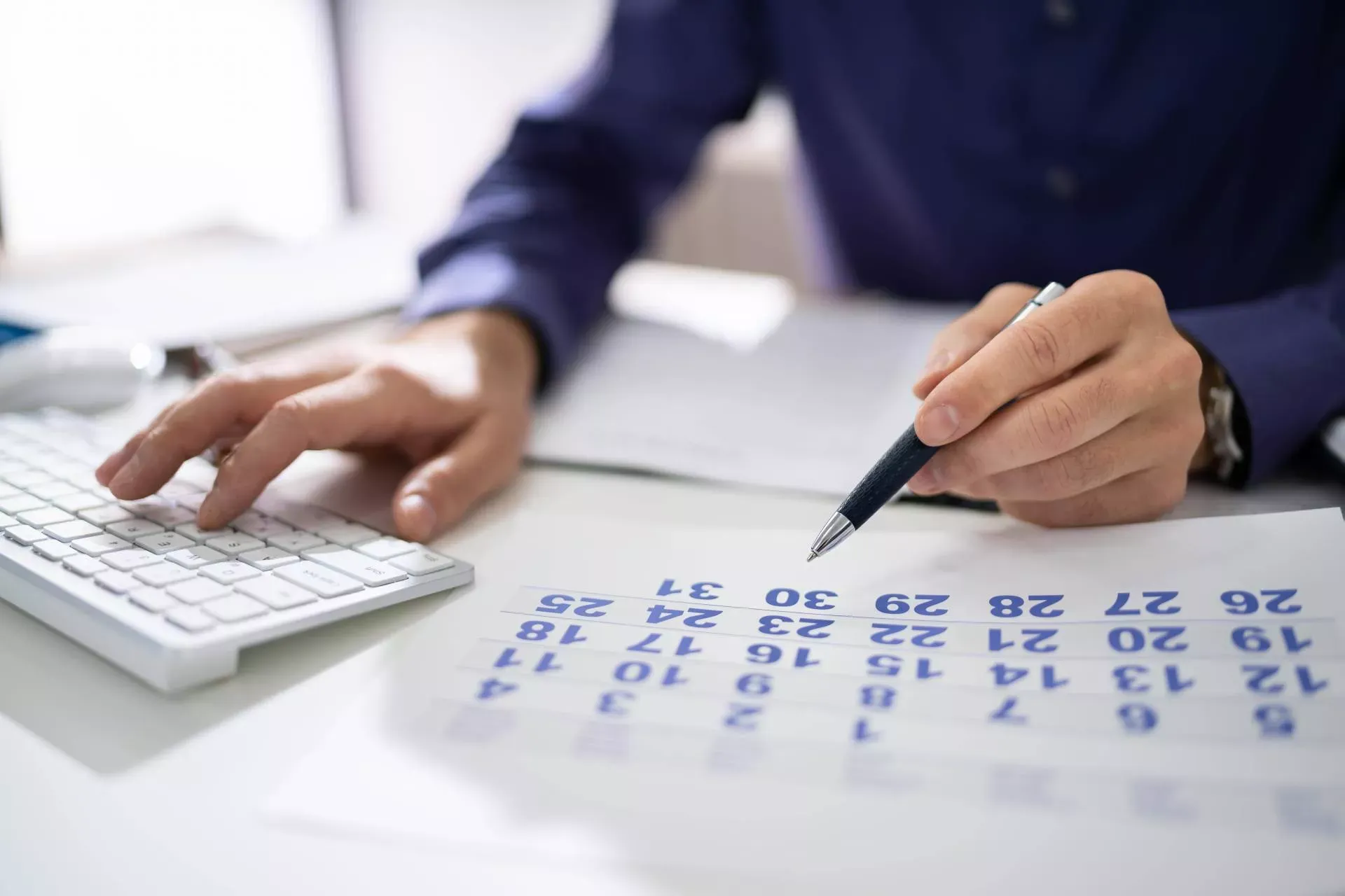 Mann markiert Datum auf Tischkalender. Bild: IMAGO / Panthermedia