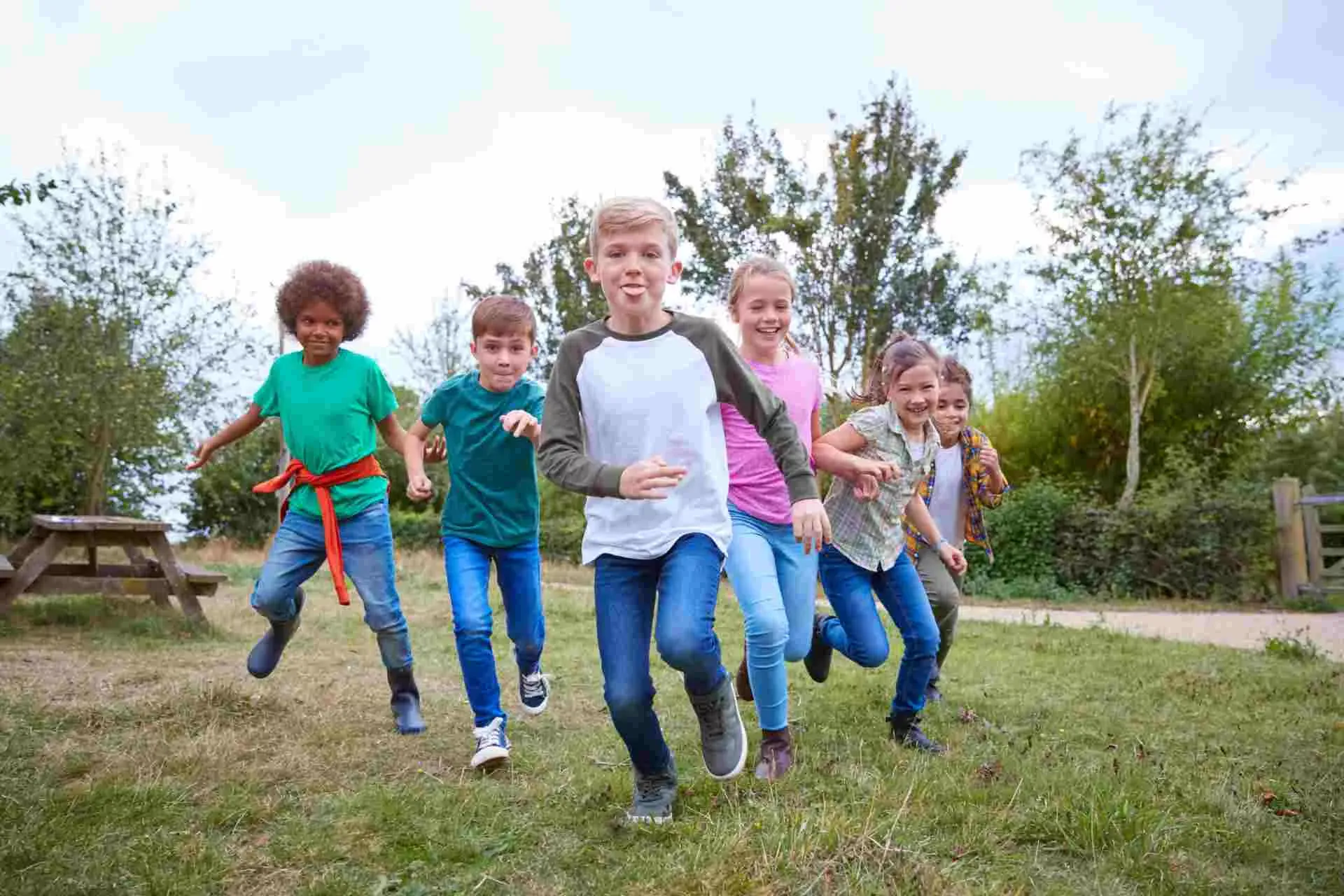 Kinder toben auf der Wiese. Bild: IMAGO / Shotshop