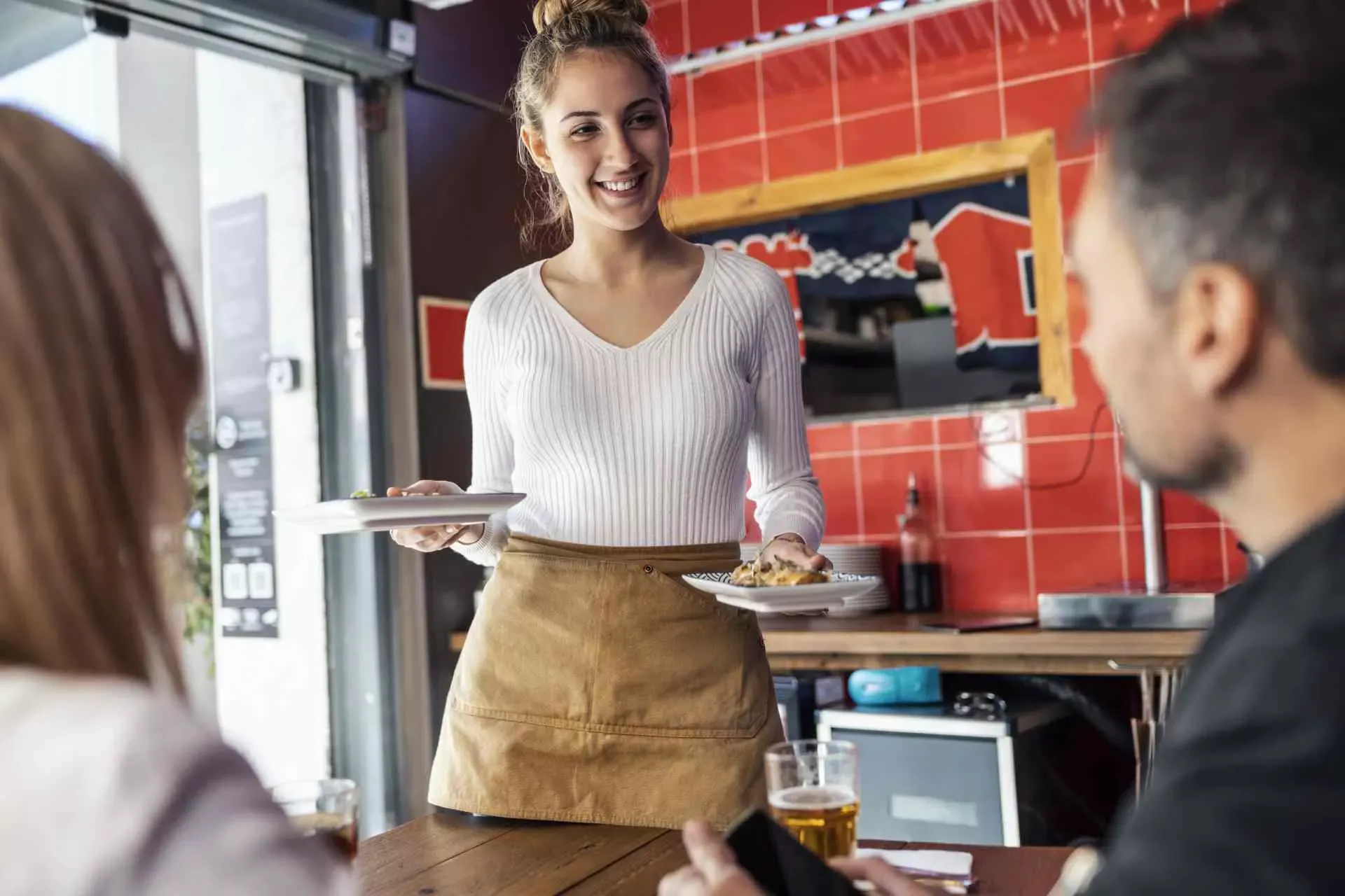 Kellnerin in einem Restaurant. Bild: IMAGO / Westend61