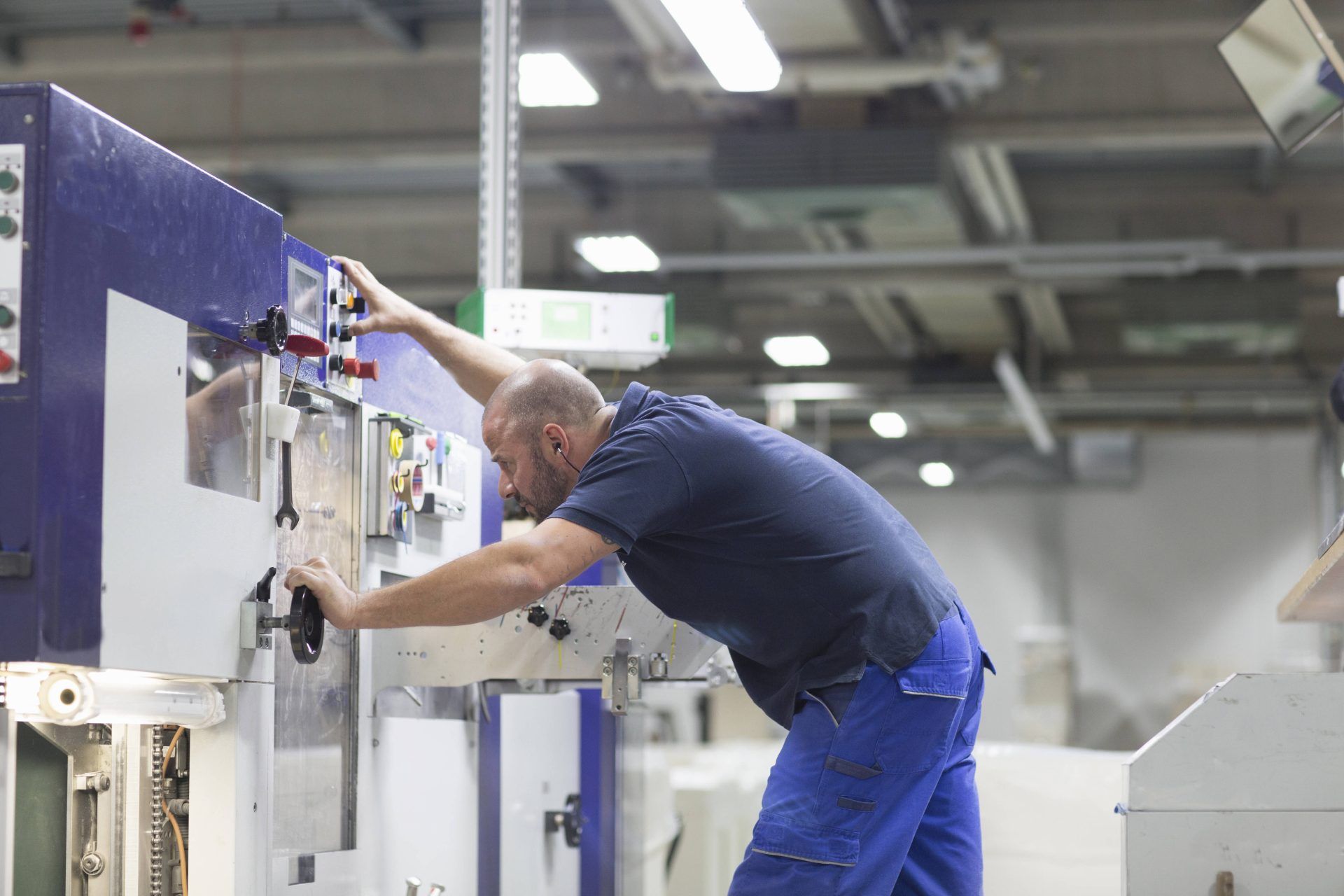 Industriearbeiter in einer Verpackungsfabrik