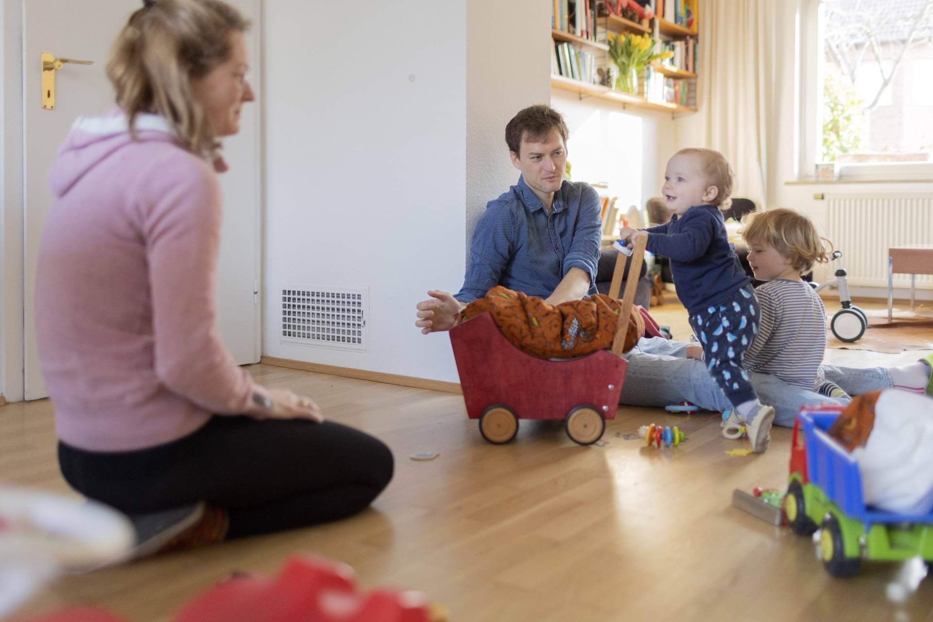 Junge Familie mit zwei Kleinkindern