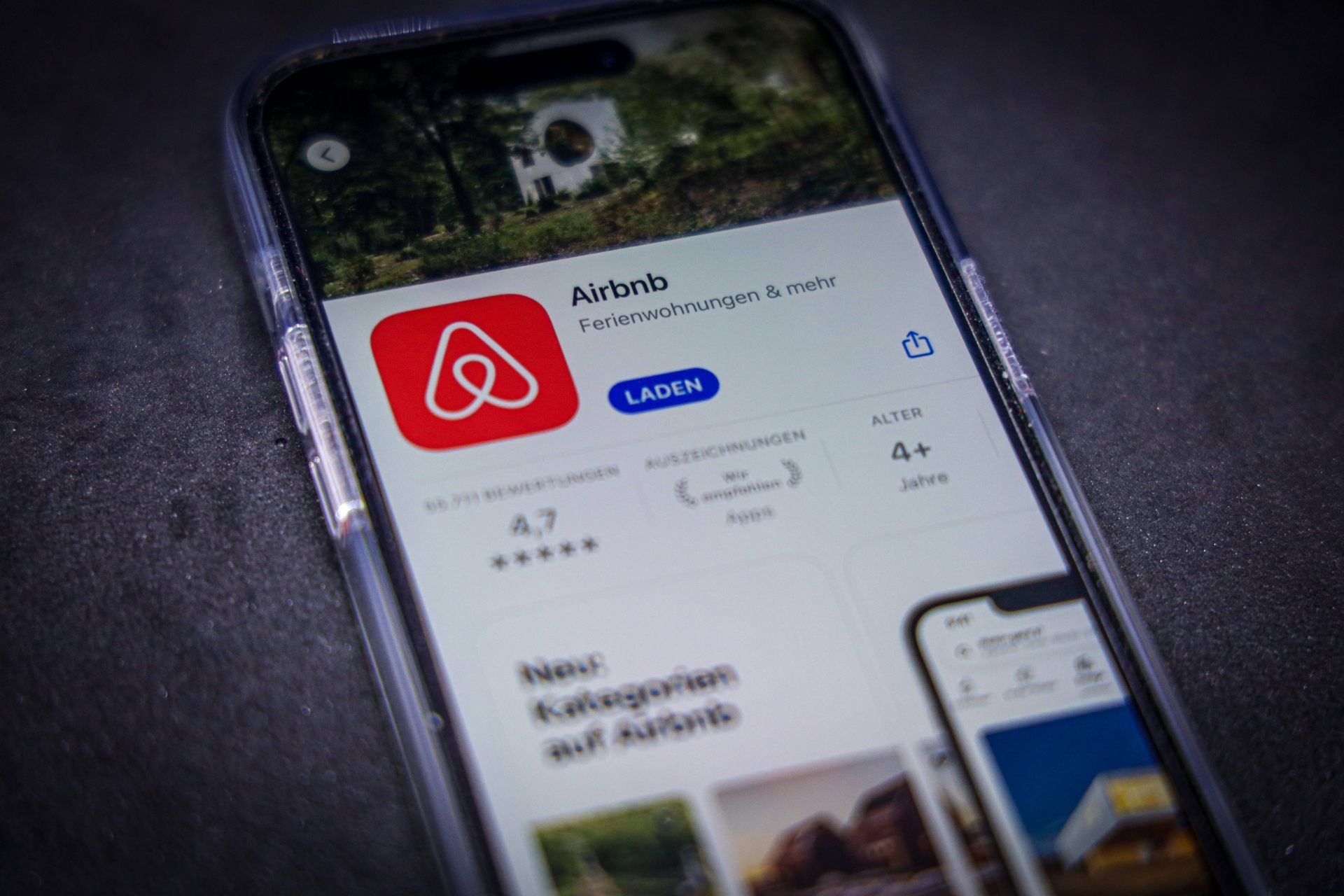 Online-Wohnungsvermittlung: App airbnb auf einem Smartphone 