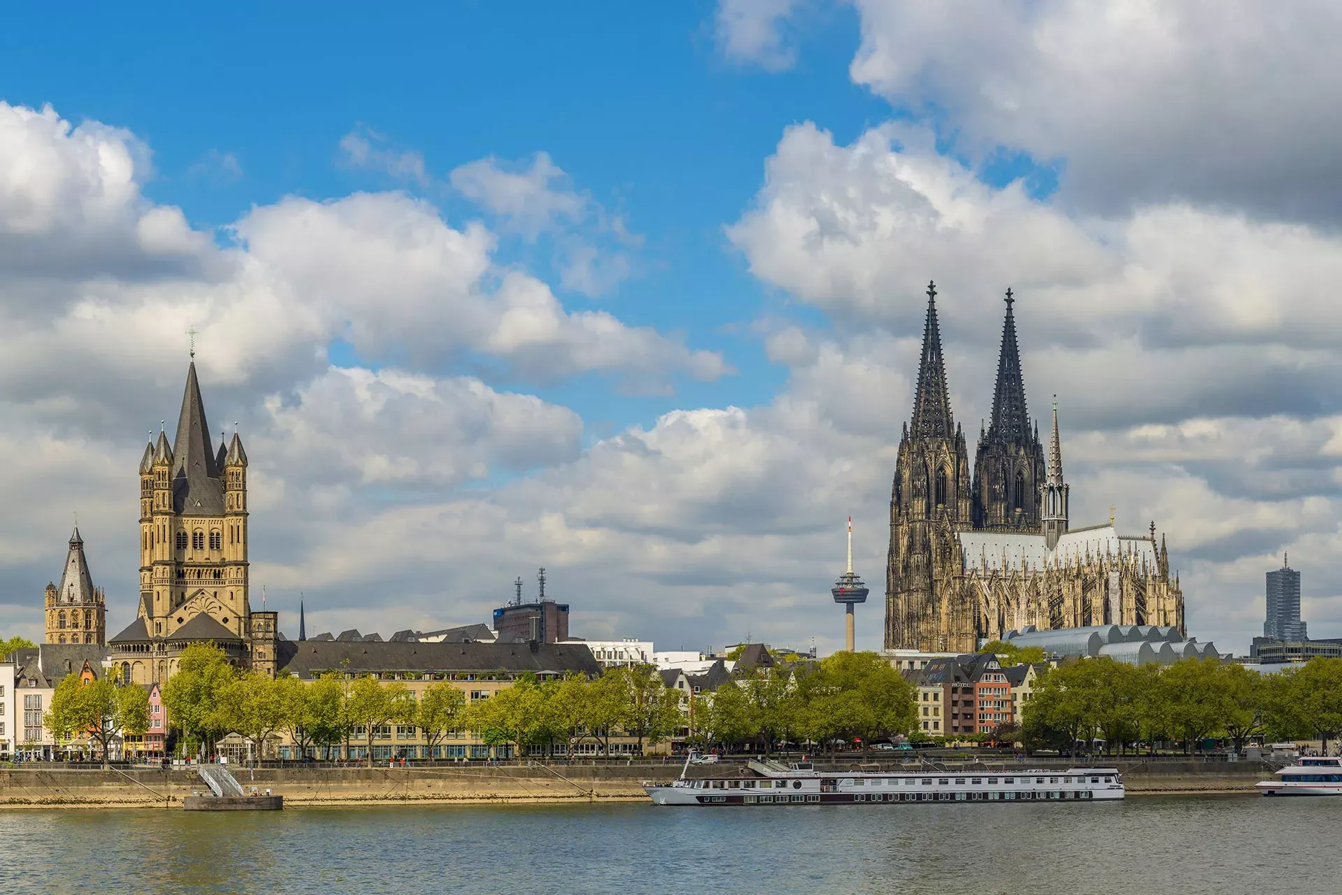 Köln: Ansicht des Rheins mit Dom und St. Aposteln. Bild: IMAGO / Westend61 / Walter G. Allgöwer