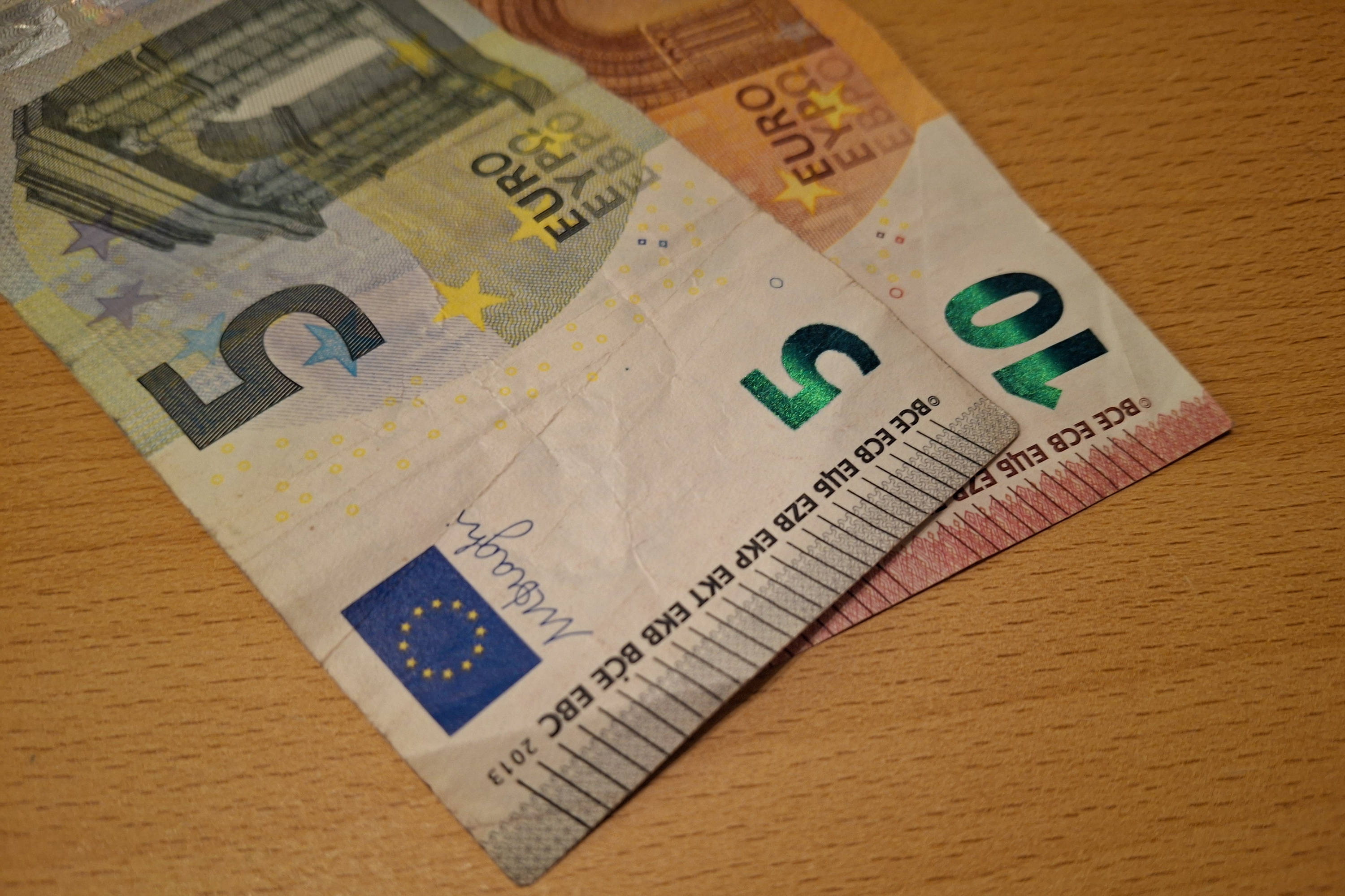 Das Bild zeigt einen 5-Euro- und einen 10-Euro-Schein.