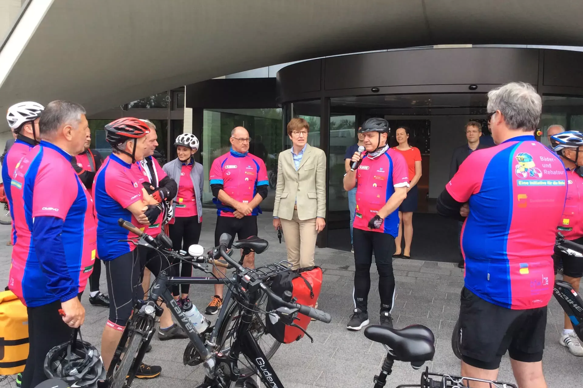 Teilnehmer der Reha-Tour 2018 der Deutschen Rentenversicherung. 