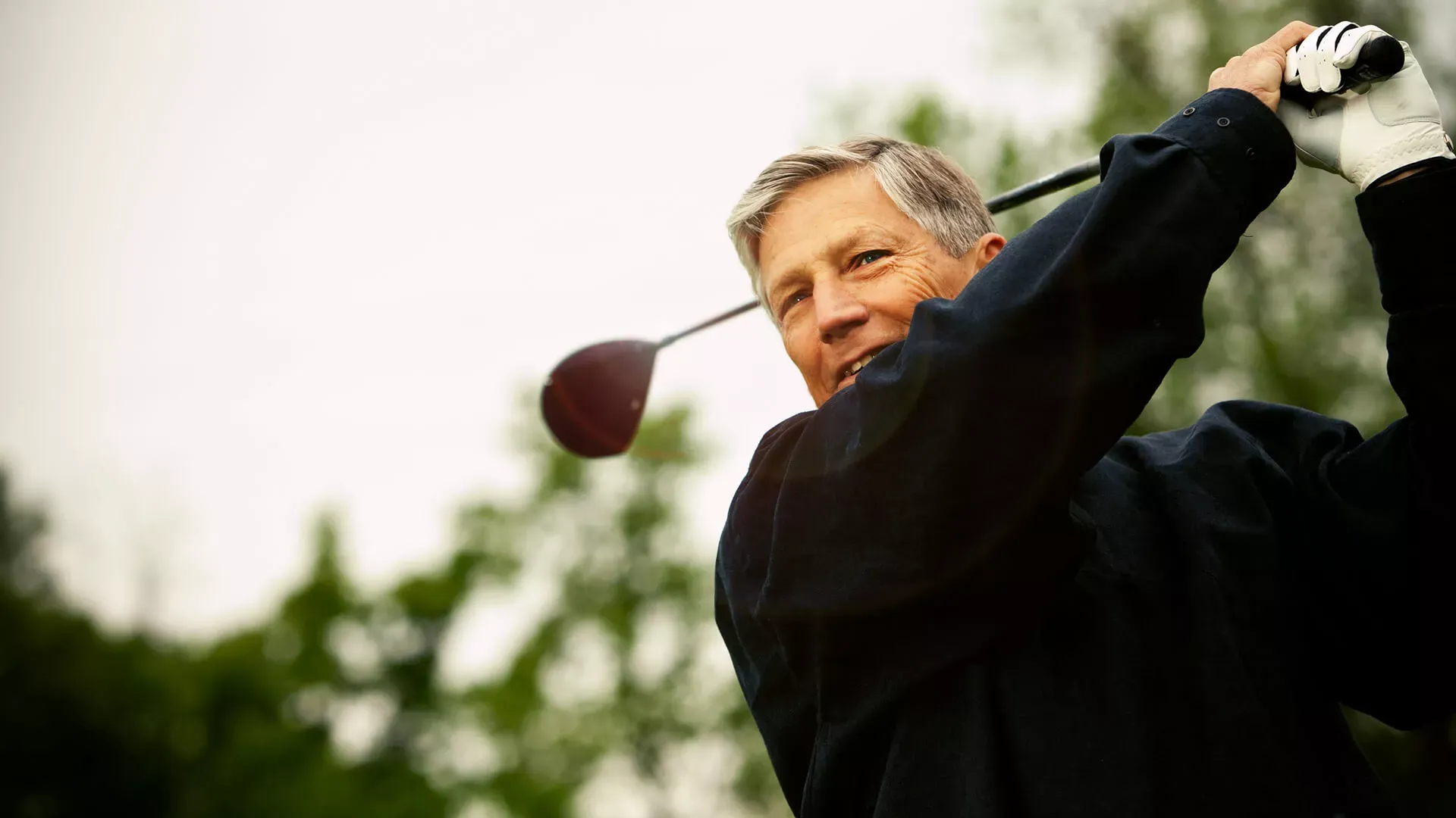 Mann spielt Golf – Bildnachweis: stocksy.com © Sean Locke