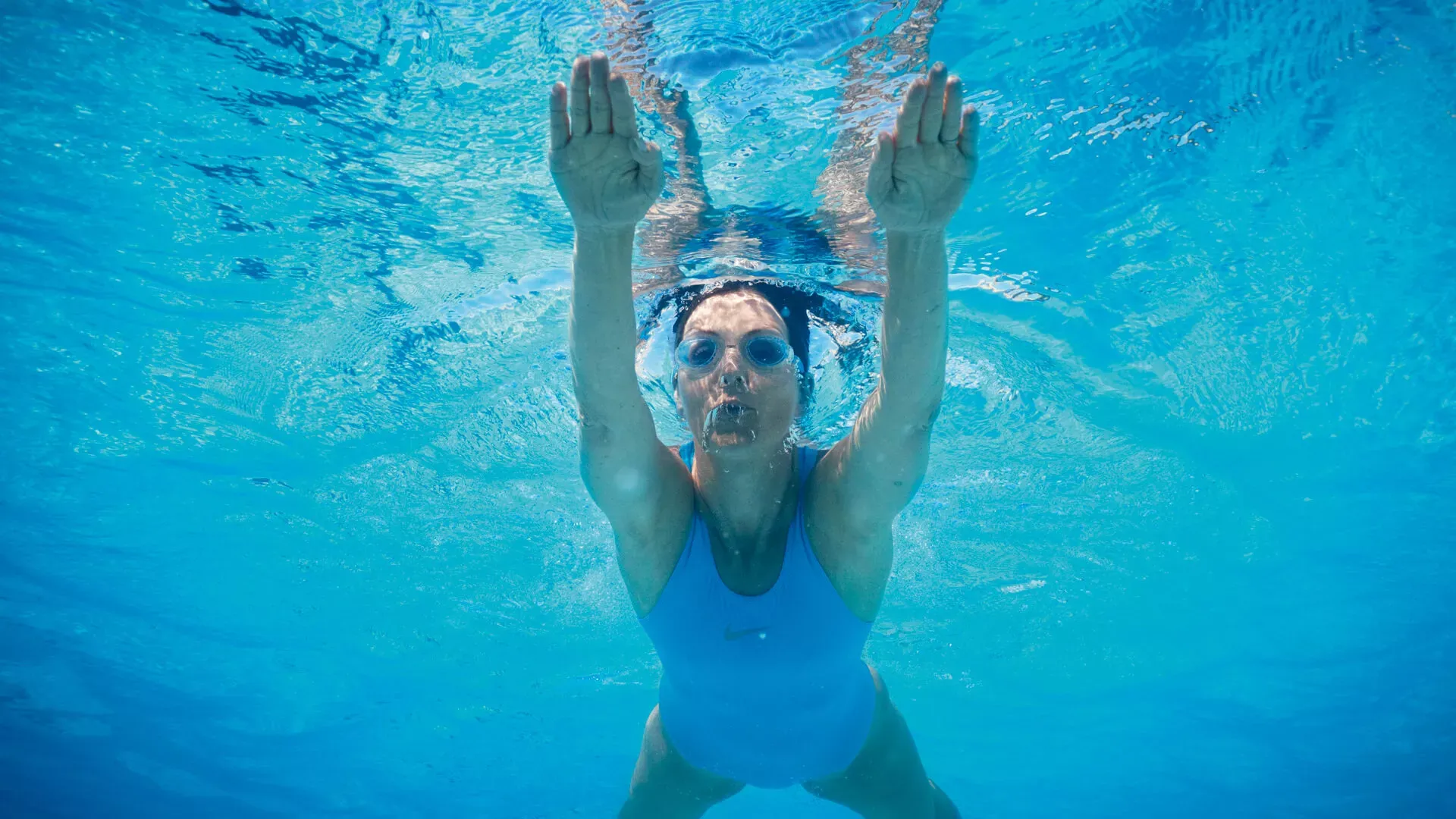 Eine Frau schwimmt. Bildnachweis: wdv © Lauer. Jan