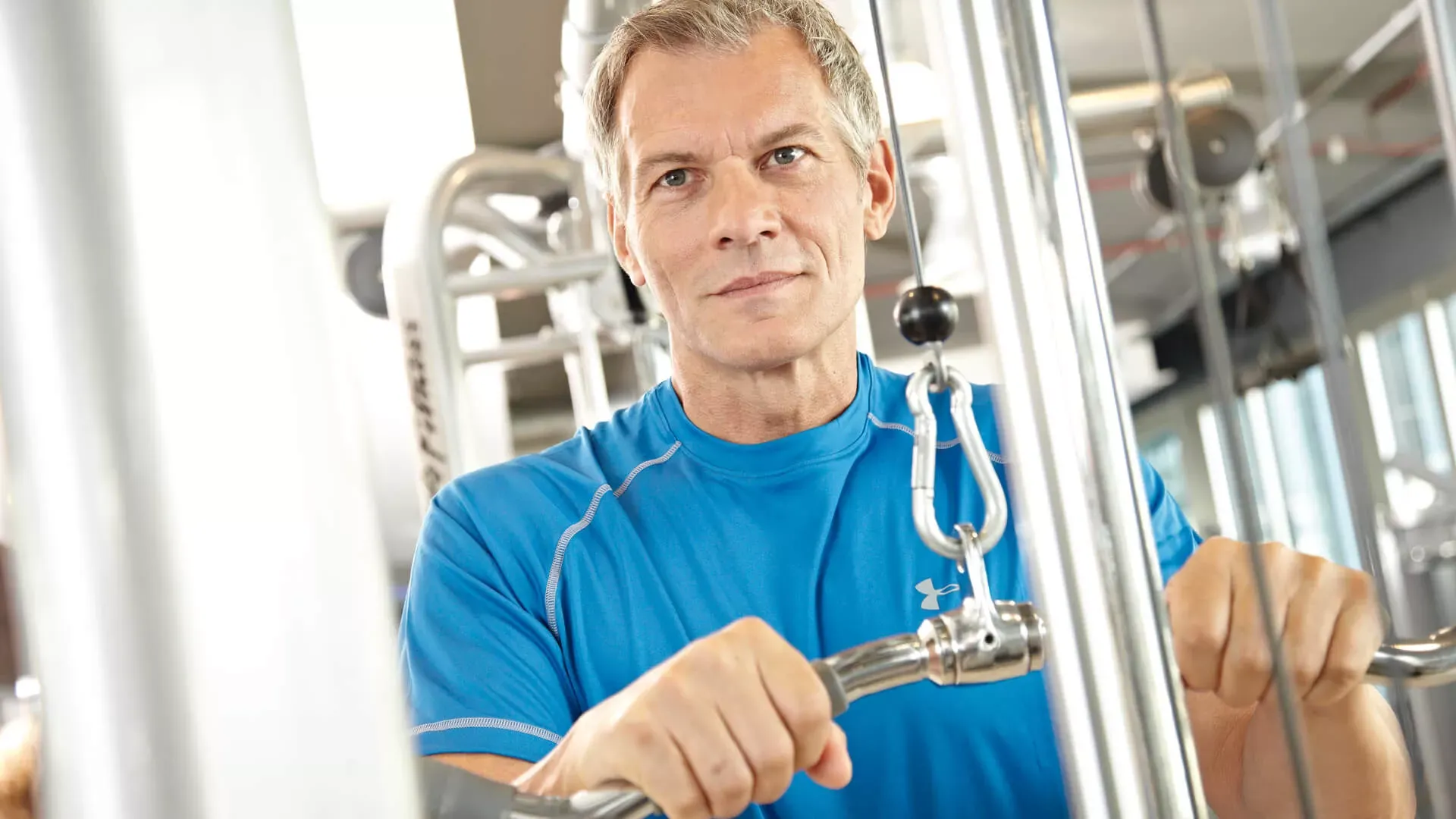 Ein Mann an einem Fitnessgerät im Fitnessstudio. Bildnachweis: wdv © Lauer, Jan