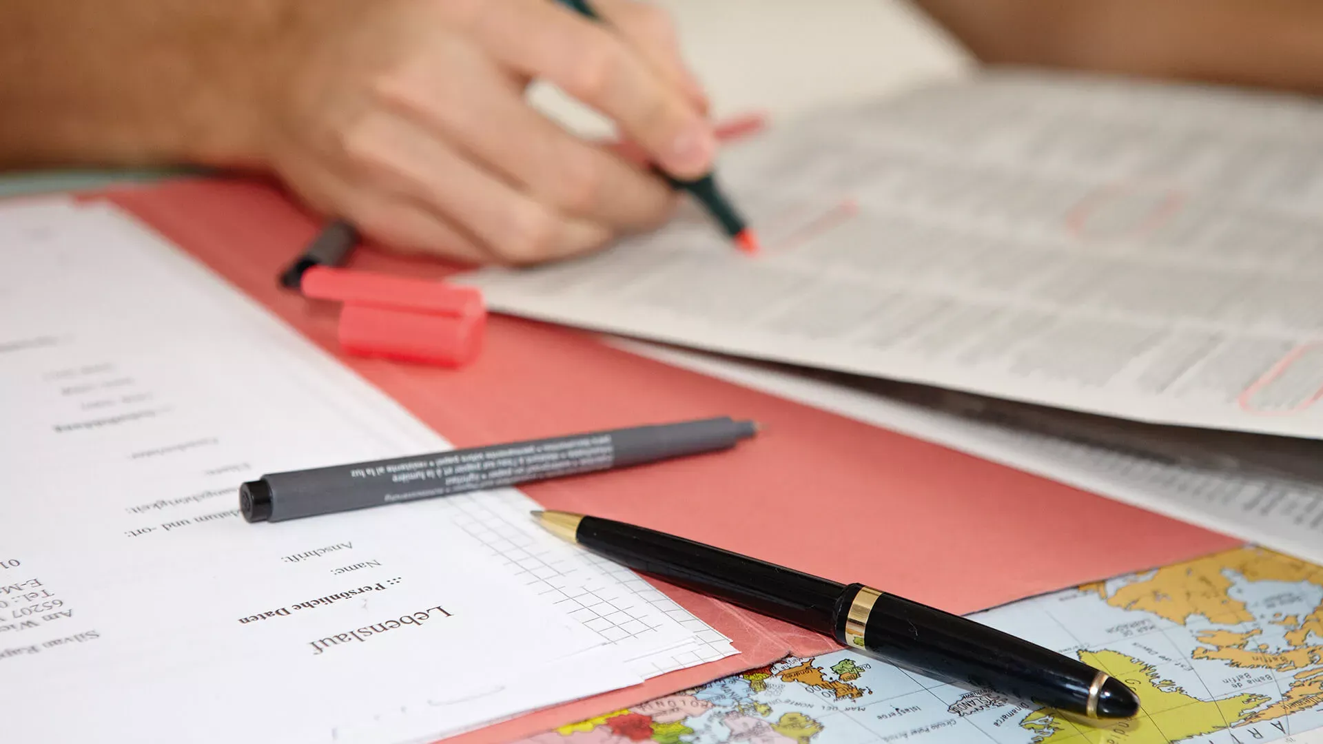 Jobsuche in der Zeitung – Bildnachweis: wdv © Lauer, Jan