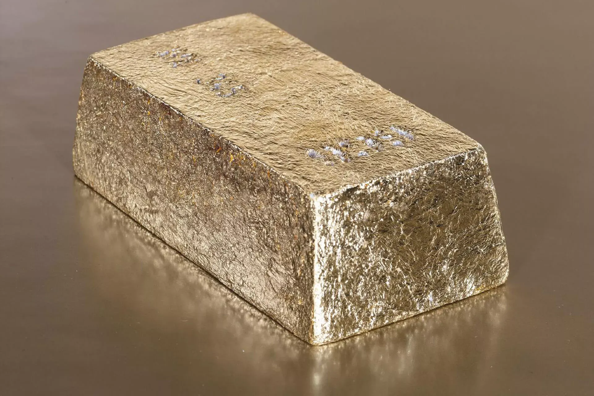 Goldbarren liegt auf einem Tisch.