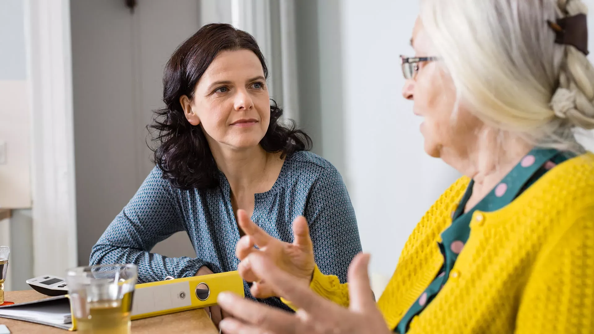 Unterhaltung zweier Frauen