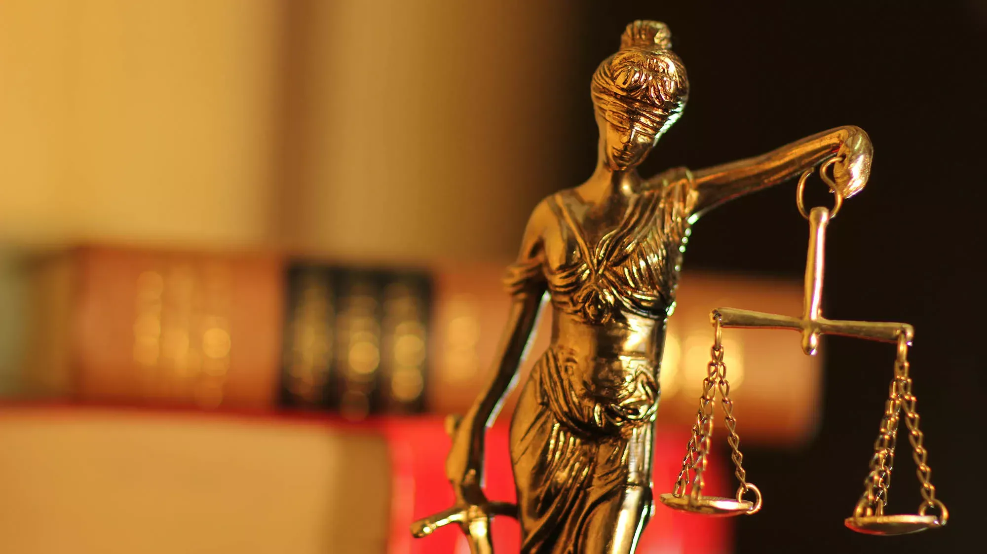 Statuette der Justizia vor Gesetzesbüchern. Statuette der Justizia vor Gesetzesbüchern.