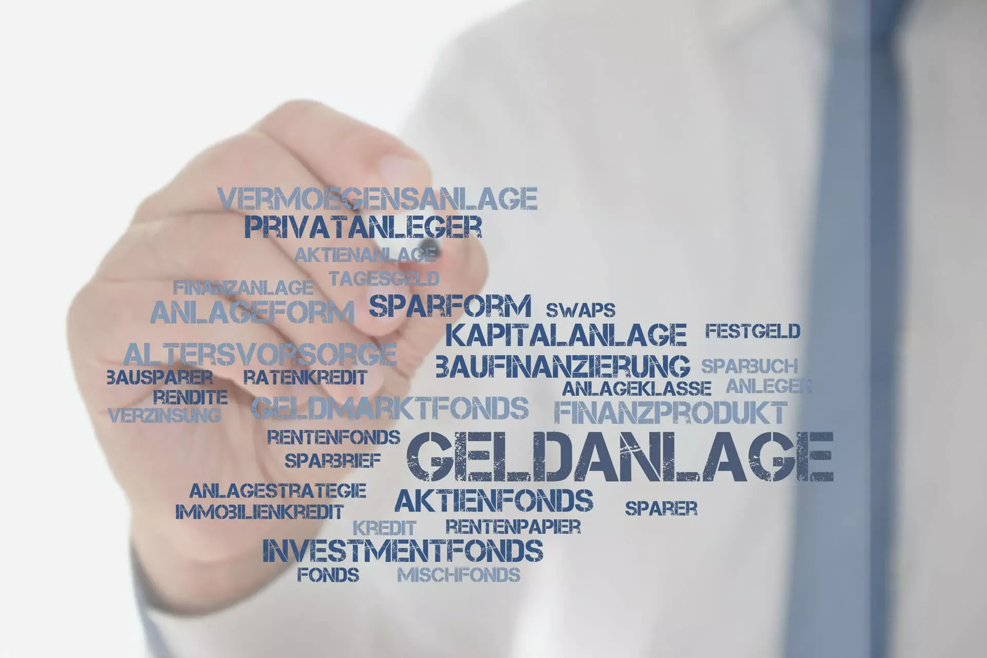 Verschiedene Begriffe rund um Geldanlagen auf einer Glasscheibe, im Hintergrund zeigt ein Mann mit einem Stift darauf. Verschiedene Begriffe rund um Geldanlagen auf einer Glasscheibe, im Hintergrund zeigt ein Mann mit einem Stift darauf.