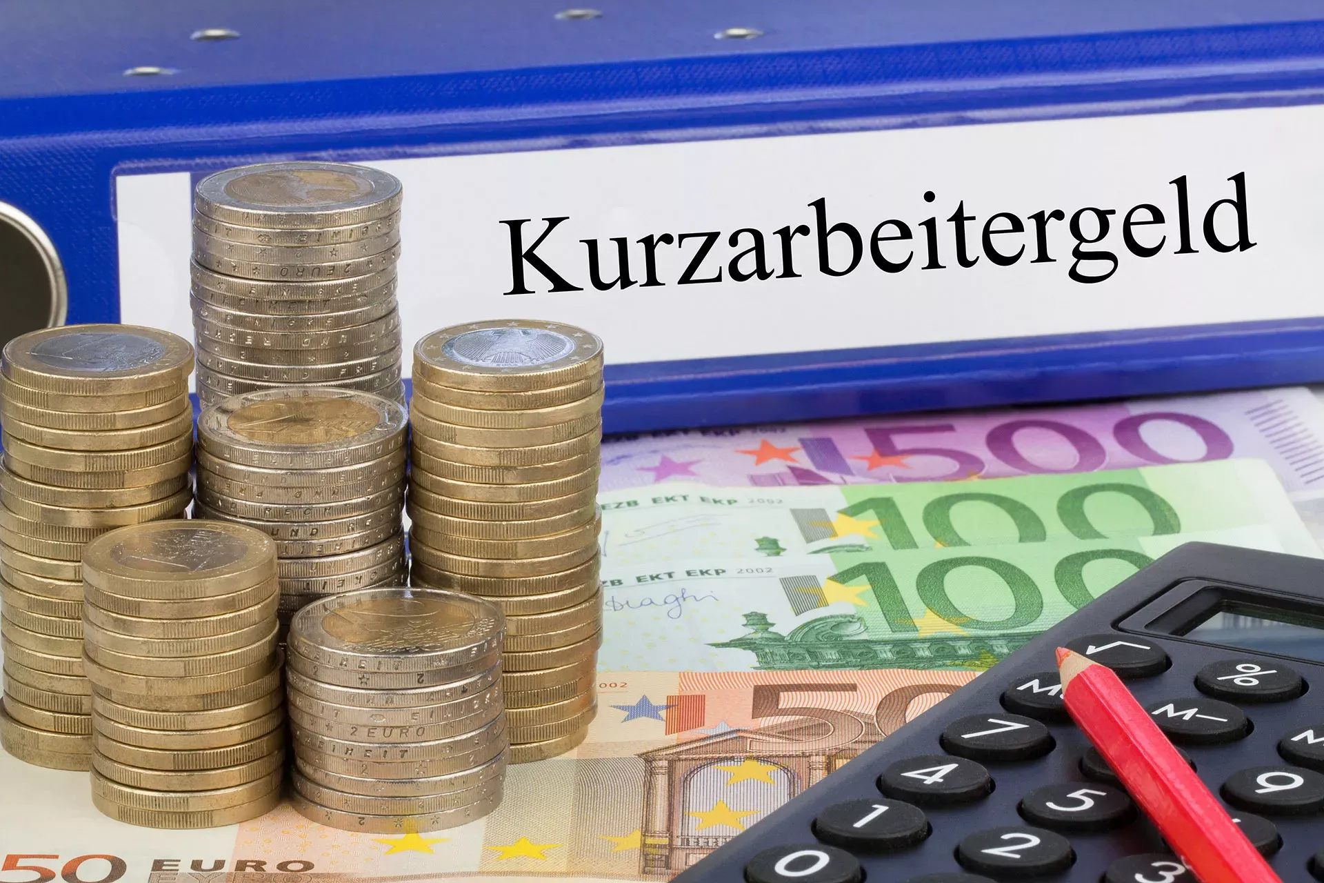 Ordner Kurzarbeitergeld mit Münzen, Geldscheinen, Taschenrechner und einem Stift. Ordner Kurzarbeitergeld mit Münzen, Geldscheinen, Taschenrechner und einem Stift.