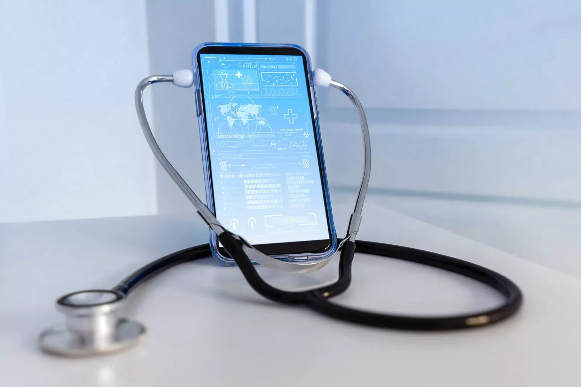 Stethoskop und Smartphone, das eine Gesundheits-App anzeigt. Stethoskop und Smartphone, das eine Gesundheits-App anzeigt.