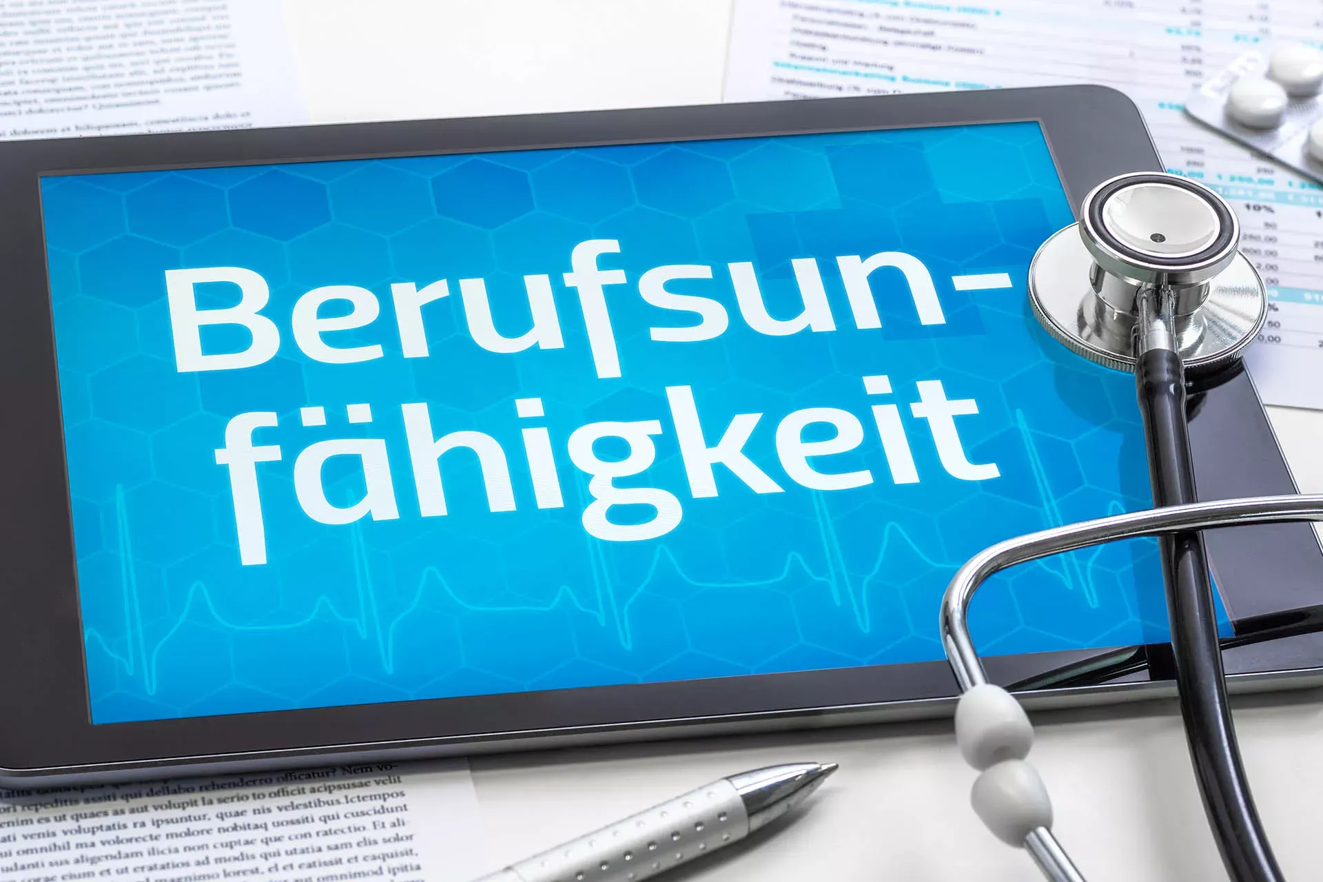 Tablet mit dem Wort "Berufsunfähigkeit" auf dem Bildschirm, darauf liegt ein Stethoskop. Tablet mit dem Wort "Berufsunfähigkeit" auf dem Bildschirm, darauf liegt ein Stethoskop.