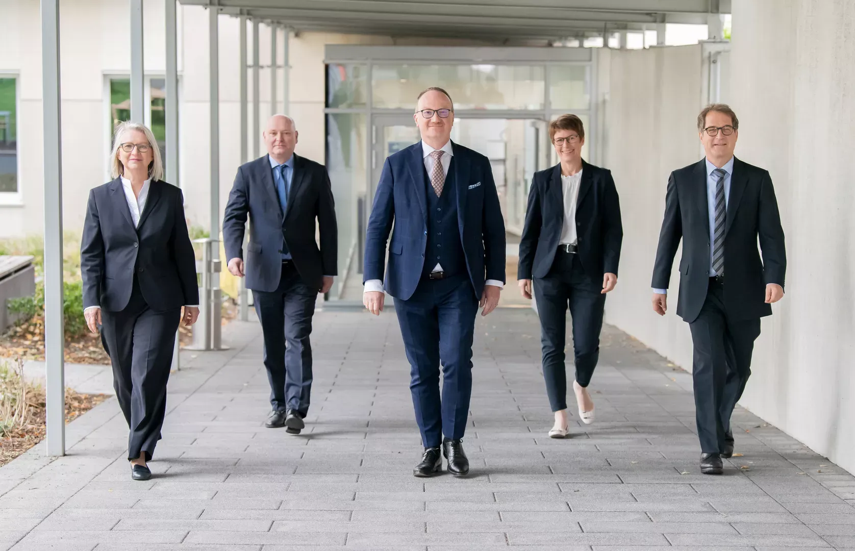 Das Bild zeigt die Mitglieder des Sachverständigenrats zur Begutachtung der gesamtwirtschaftlichen Entwicklung. Das Bild zeigt die Mitglieder des Sachverständigenrats zur Begutachtung der gesamtwirtschaftlichen Entwicklung.