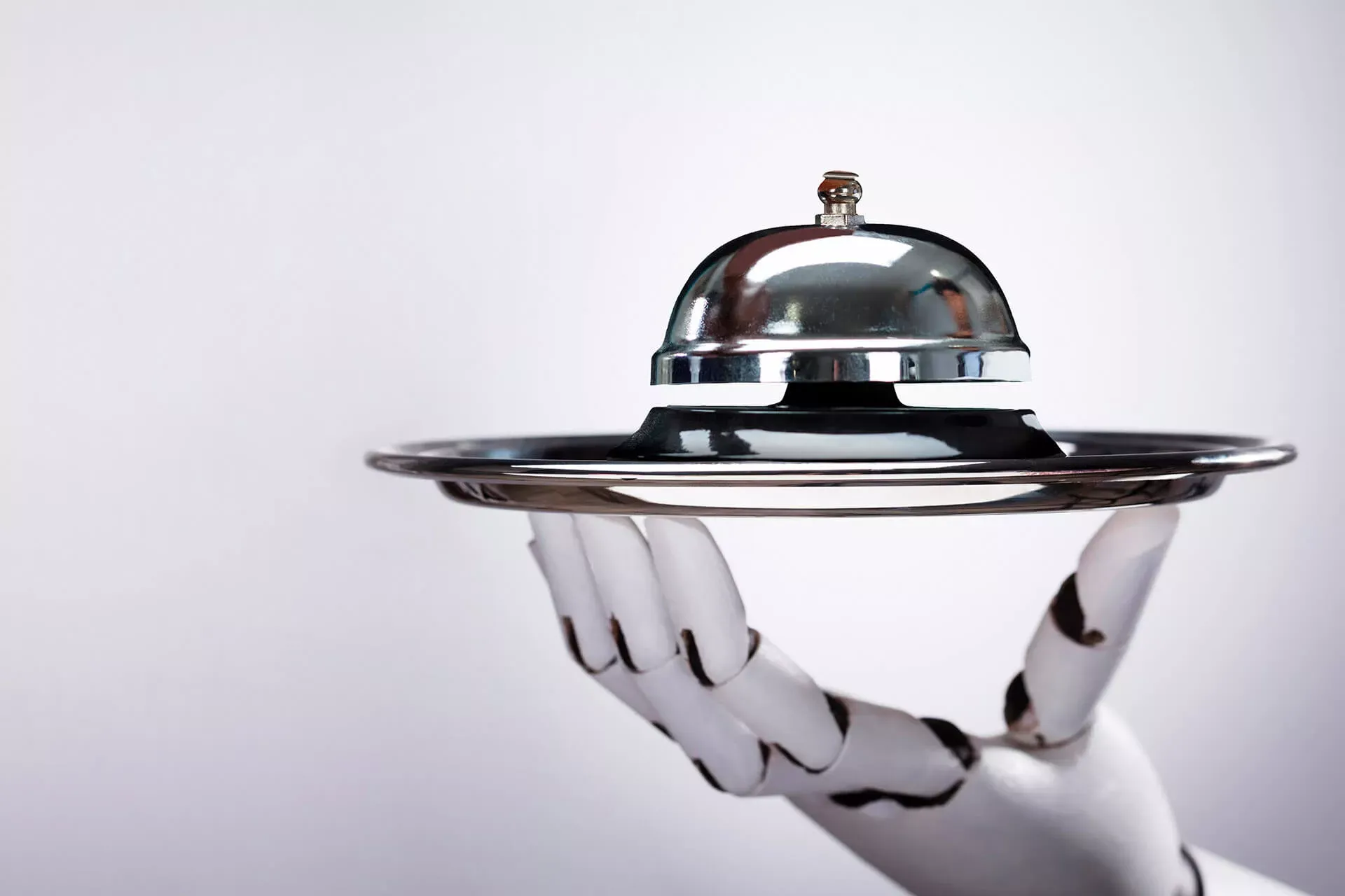 Roboterhand hält ein Tablett mit einer Service-Klingel. Roboterhand hält ein Tablett mit einer Service-Klingel.