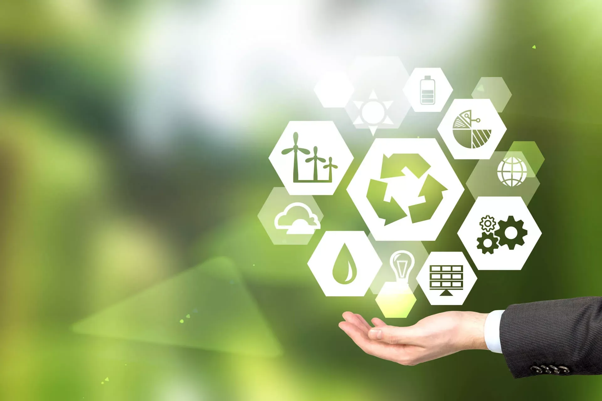 Männerhand unter einem Kreis von Symbolen für erneuerbare Energien. Männerhand unter einem Kreis von Symbolen für erneuerbare Energien.