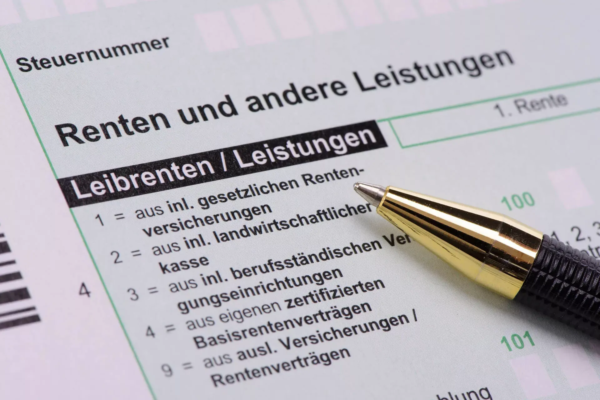 Ausschnitt eines Formular der Einkommensteuererklärung mit der Aufschrift Renten und andere Leistungen, darauf liegt ein Kugelschreiber. Ausschnitt eines Formular der Einkommensteuererklärung mit der Aufschrift Renten und andere Leistungen, darauf liegt ein Kugelschreiber.