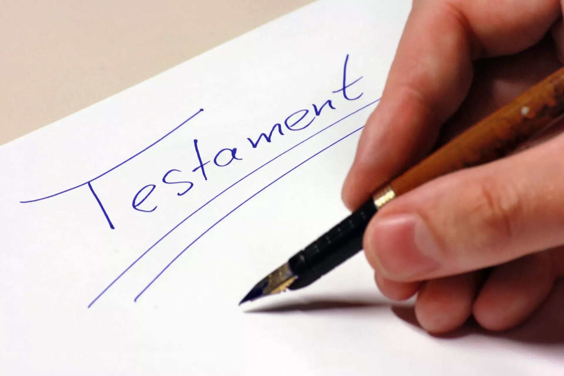 Hand schreibt mit Füllfederhalter Testament. Hand schreibt mit Füllfederhalter Testament.