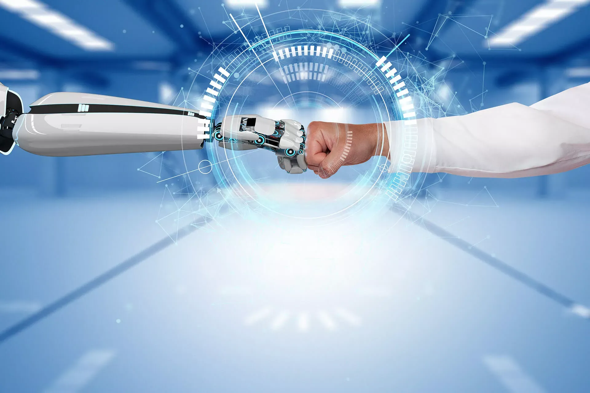 Roboter- und Männerhand stoßen die Fäuste aneinander. Roboter- und Männerhand stoßen die Fäuste aneinander.