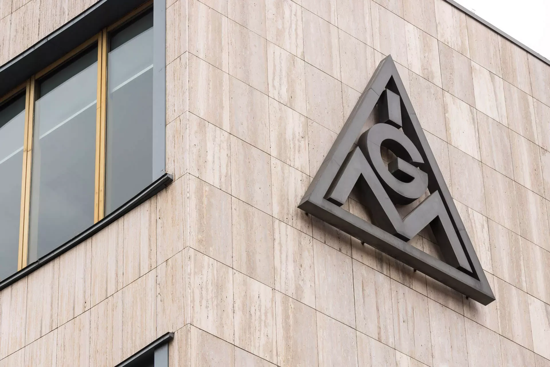 Logo der Gewerkschaft IG Metall an einer Hauswand. Logo der Gewerkschaft IG Metall an einer Hauswand.