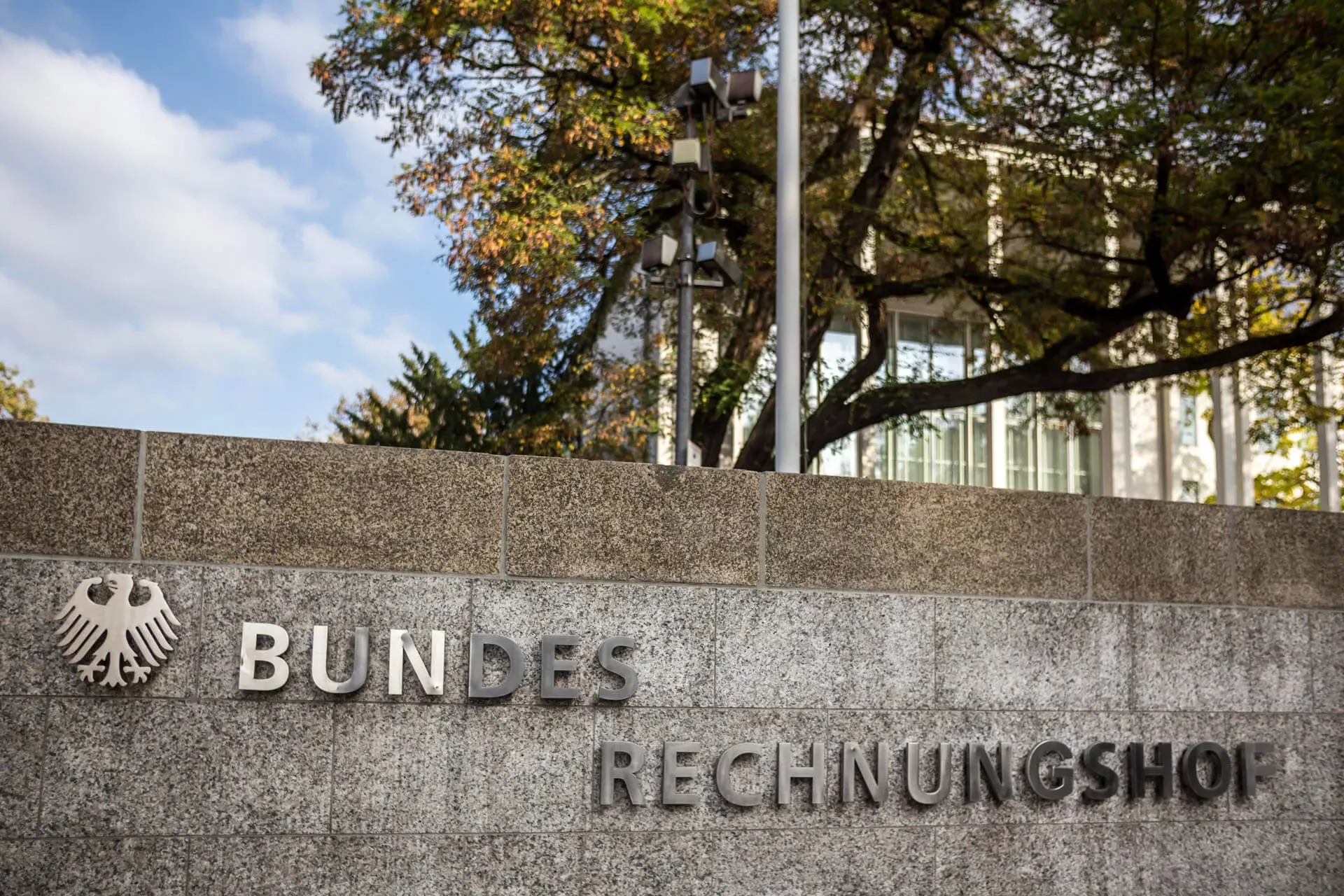 Mauer vor Gebäude mit silbernem Schriftzug "Bundesrechnungshof", Bonn. Mauer vor Gebäude mit silbernem Schriftzug "Bundesrechnungshof", Bonn.