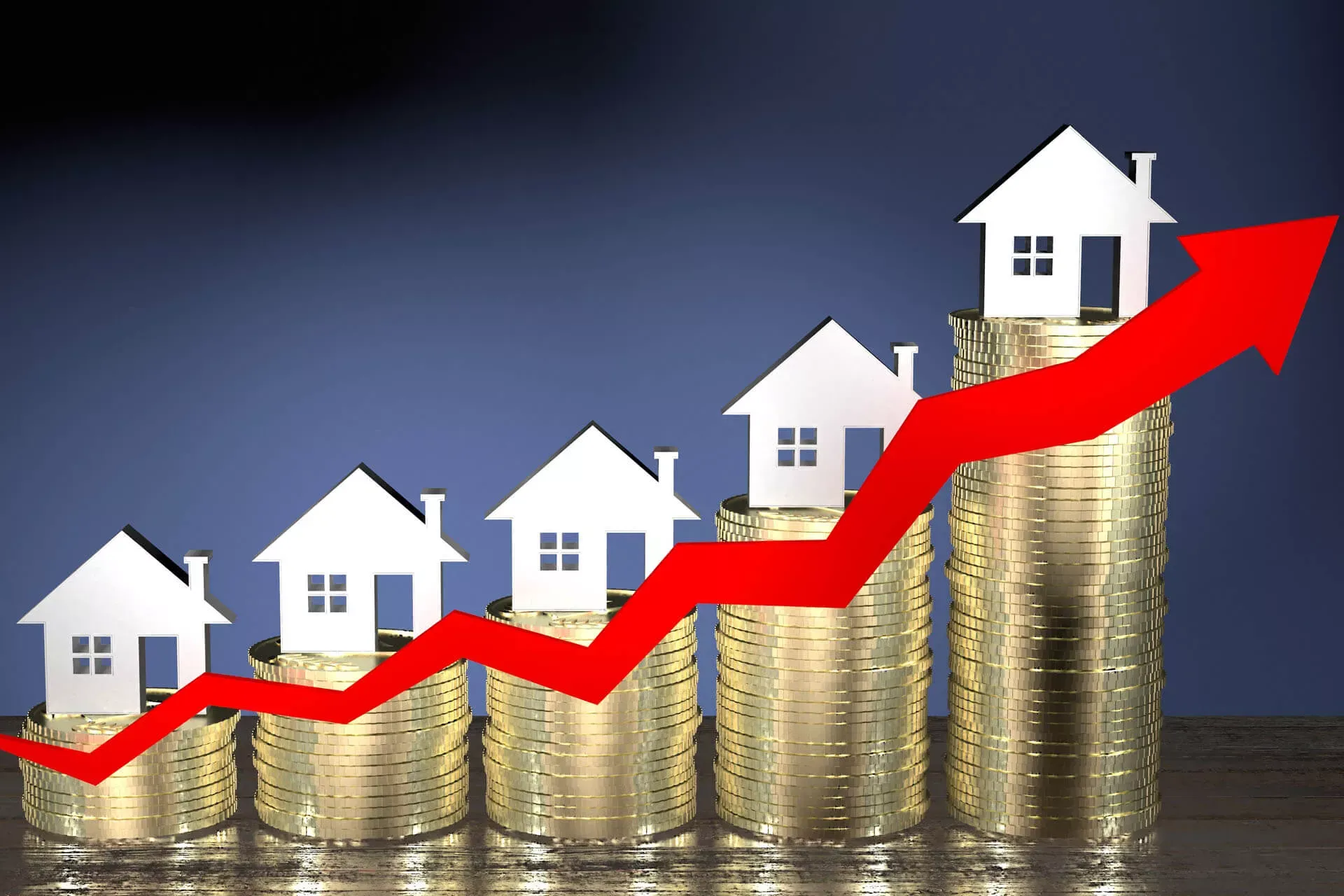 Rote Kurve für steigende Immobilienpreise, dahinter Stapeln mit Münzen und weißen Hausmodellen darauf. Rote Kurve für steigende Immobilienpreise, dahinter Stapeln mit Münzen und weißen Hausmodellen darauf.