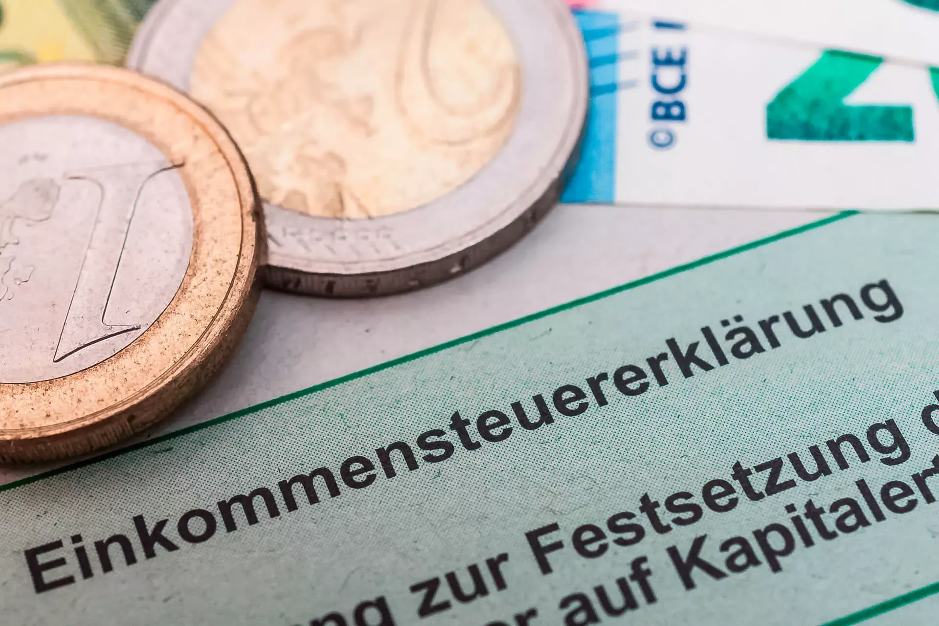 Einkommensteuerformular mit Münzen. Einkommensteuerformular mit Münzen.