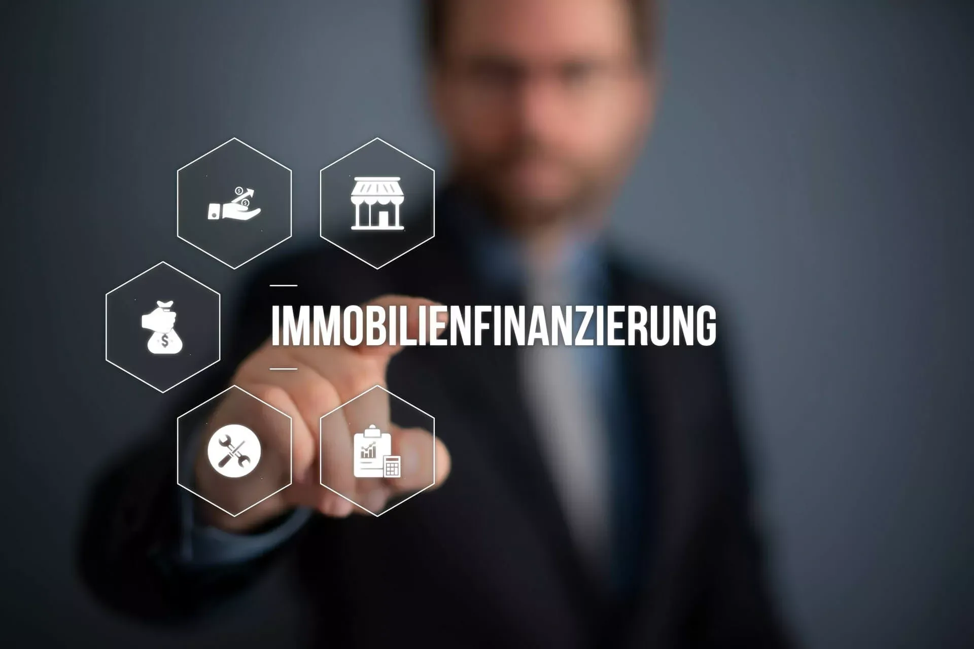 Symbole und Schriftzug Immobilienfinanzierung auf Glas, von hinten zeigt ein bärtiger Mann im Anzug mit dem Finger darauf Symbole und Schriftzug Immobilienfinanzierung auf Glas, von hinten zeigt ein bärtiger Mann im Anzug mit dem Finger darauf