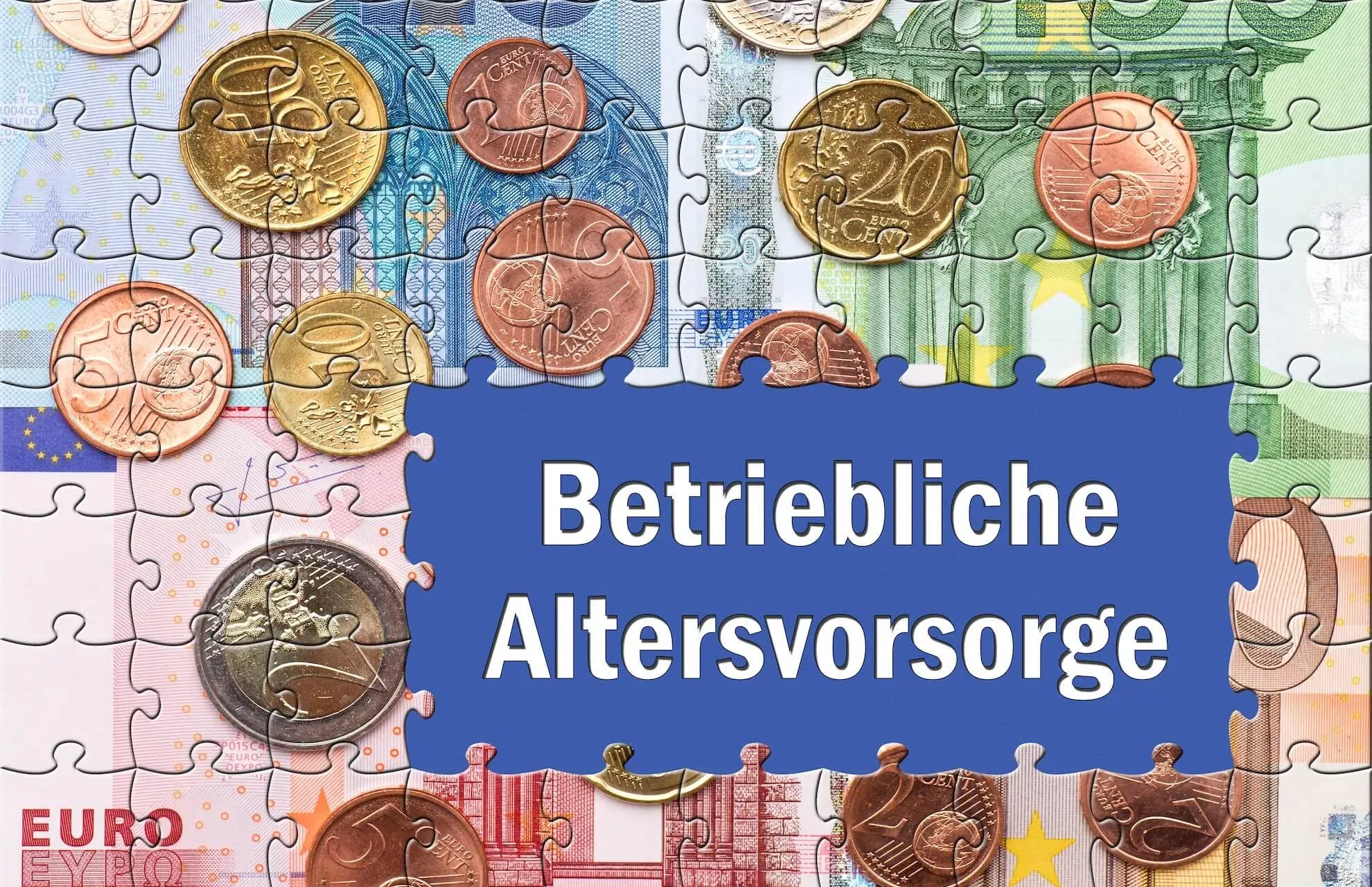 Puzzle mit Motiv Geldscheine und Münzen, dazwischen eine blaue Lücke mit Aufschrift Betriebliche Altersvorsorge. Puzzle mit Motiv Geldscheine und Münzen, dazwischen eine blaue Lücke mit Aufschrift Betriebliche Altersvorsorge.