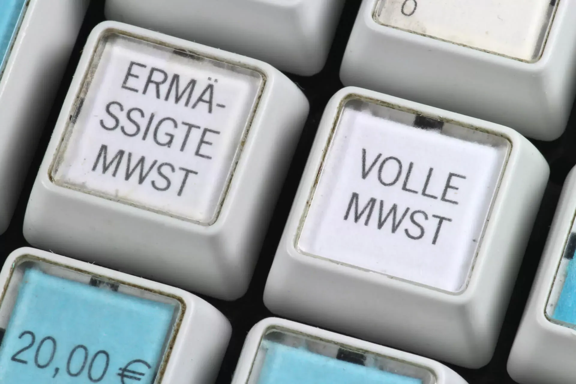 Mehrwertsteuertasten auf einer Registrierkasse, normal und ermäßigt. Mehrwertsteuertasten auf einer Registrierkasse, normal und ermäßigt.