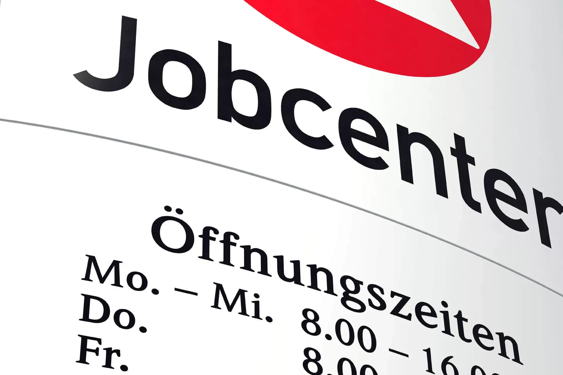 Schild Jobcenter mit Öffnungszeiten. Schild Jobcenter mit Öffnungszeiten.