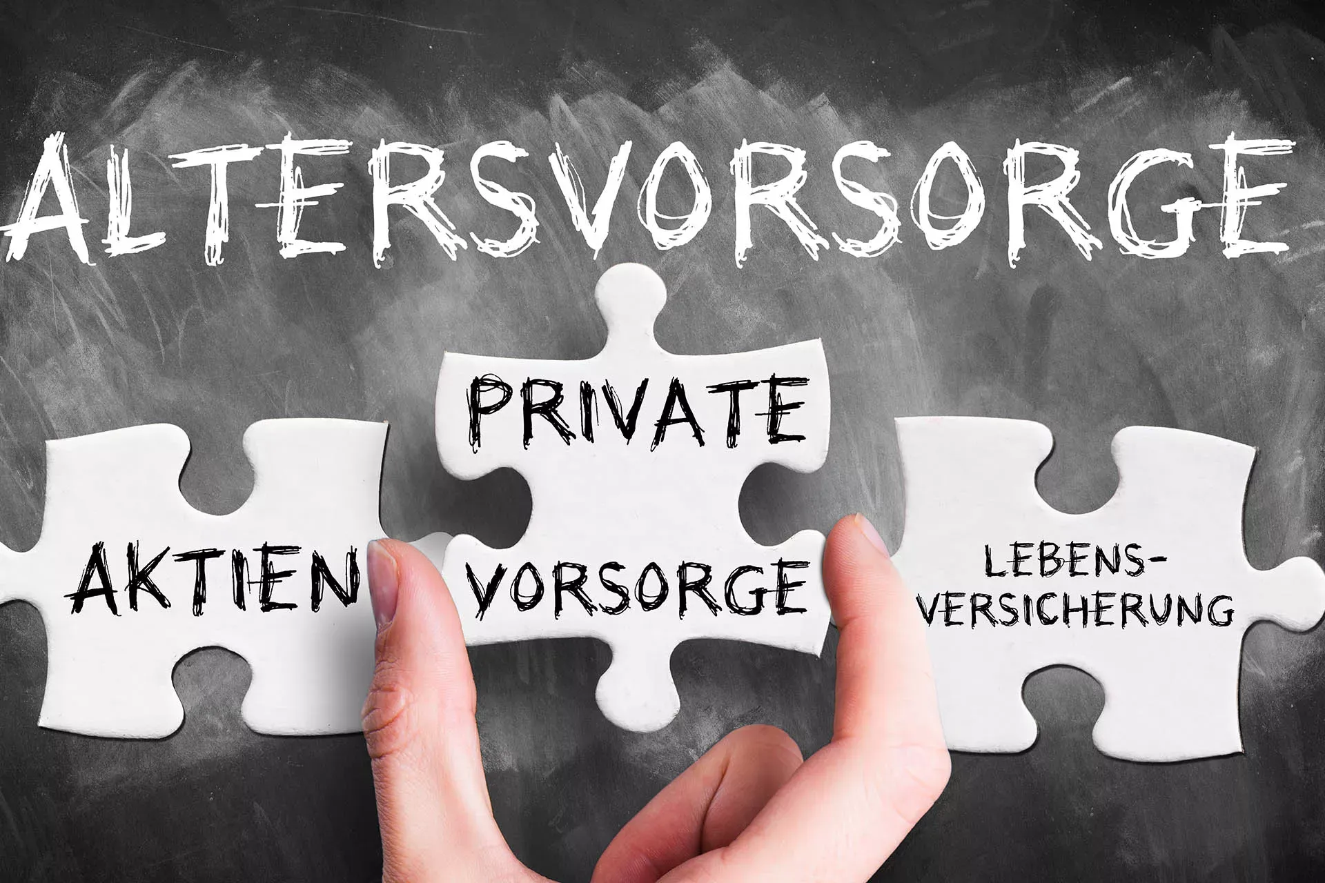 Tafel mit Aufschrift Altersvorsorge und Puzzleteile mit Aufschrift Aktien, Private Vorsorge und Lebensversicherung. Tafel mit Aufschrift Altersvorsorge und Puzzleteile mit Aufschrift Aktien, Private Vorsorge und Lebensversicherung.