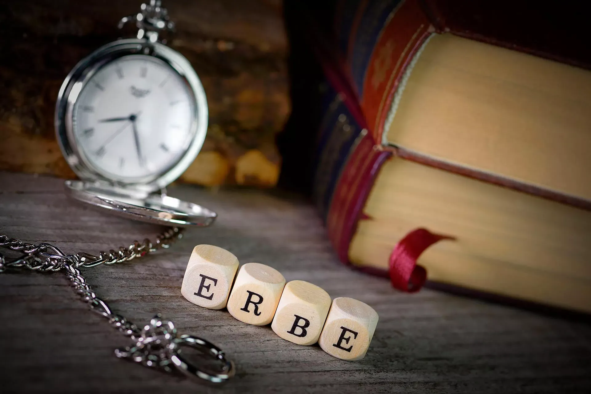 Würfel bilden das Wort "Erbe". Würfel bilden das Wort "Erbe".