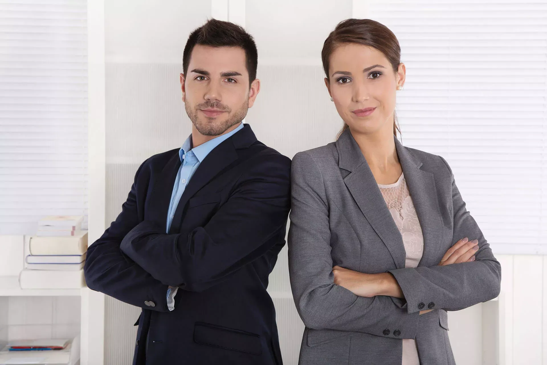 Gleichberechtigung im Arbeitsleben: Mann und Frau in Businesskleidung im Büro. Gleichberechtigung im Arbeitsleben: Mann und Frau in Businesskleidung im Büro.