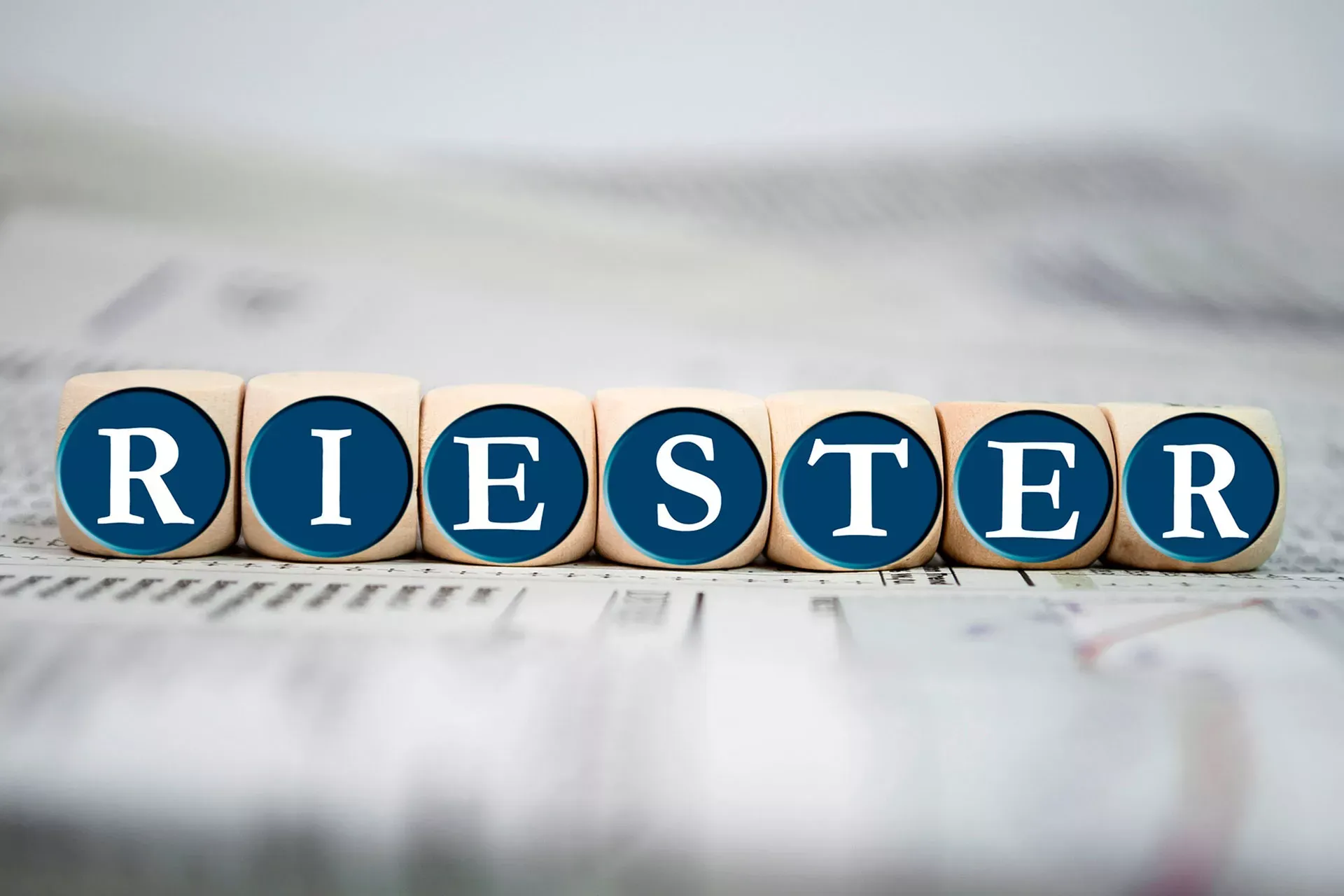 Riester-Rente: Holzwürfel mit Aufschrift RIESTER. Riester-Rente: Holzwürfel mit Aufschrift RIESTER.