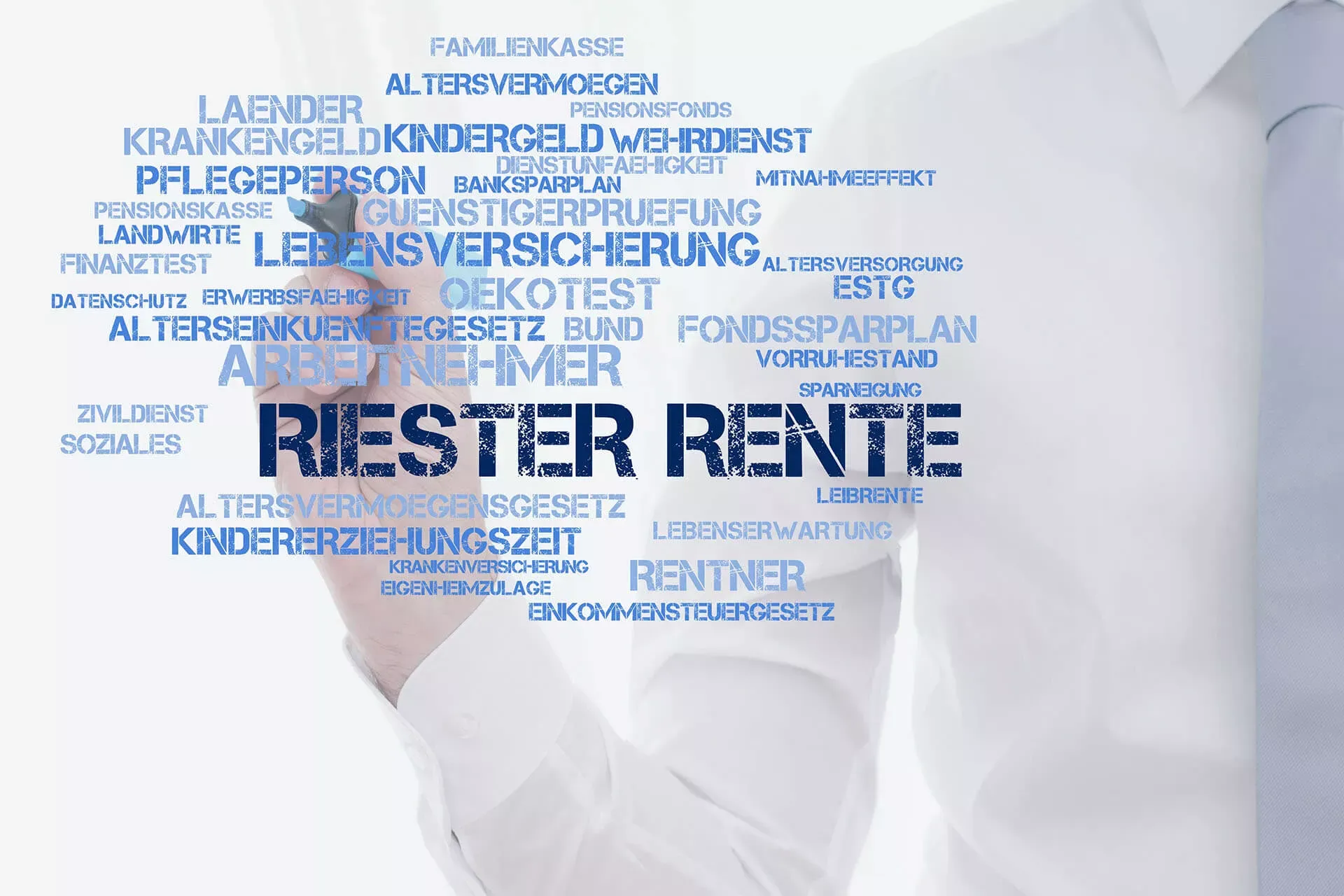 Wortwolke mit Begiffen zur Riester Rente auf transparentem Grund, dahinter ein Mann in weißem Hemd mit Krawatte, der mit einem Stift darauf zeigt. Wortwolke mit Begiffen zur Riester Rente auf transparentem Grund, dahinter ein Mann in weißem Hemd mit Krawatte, der mit einem Stift darauf zeigt.