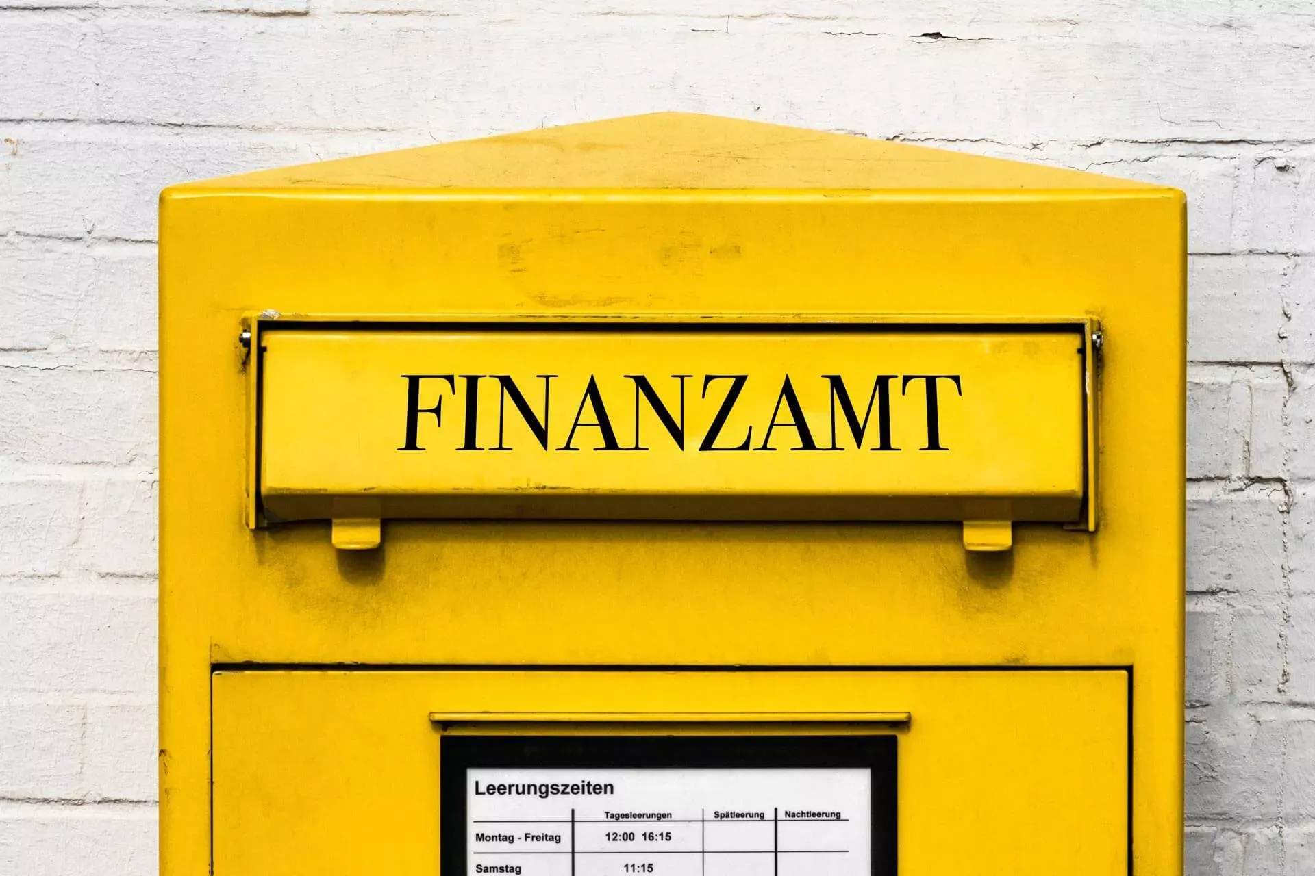 Gelber Briefkasten mit Aufschrift Finanzamt. Gelber Briefkasten mit Aufschrift Finanzamt.