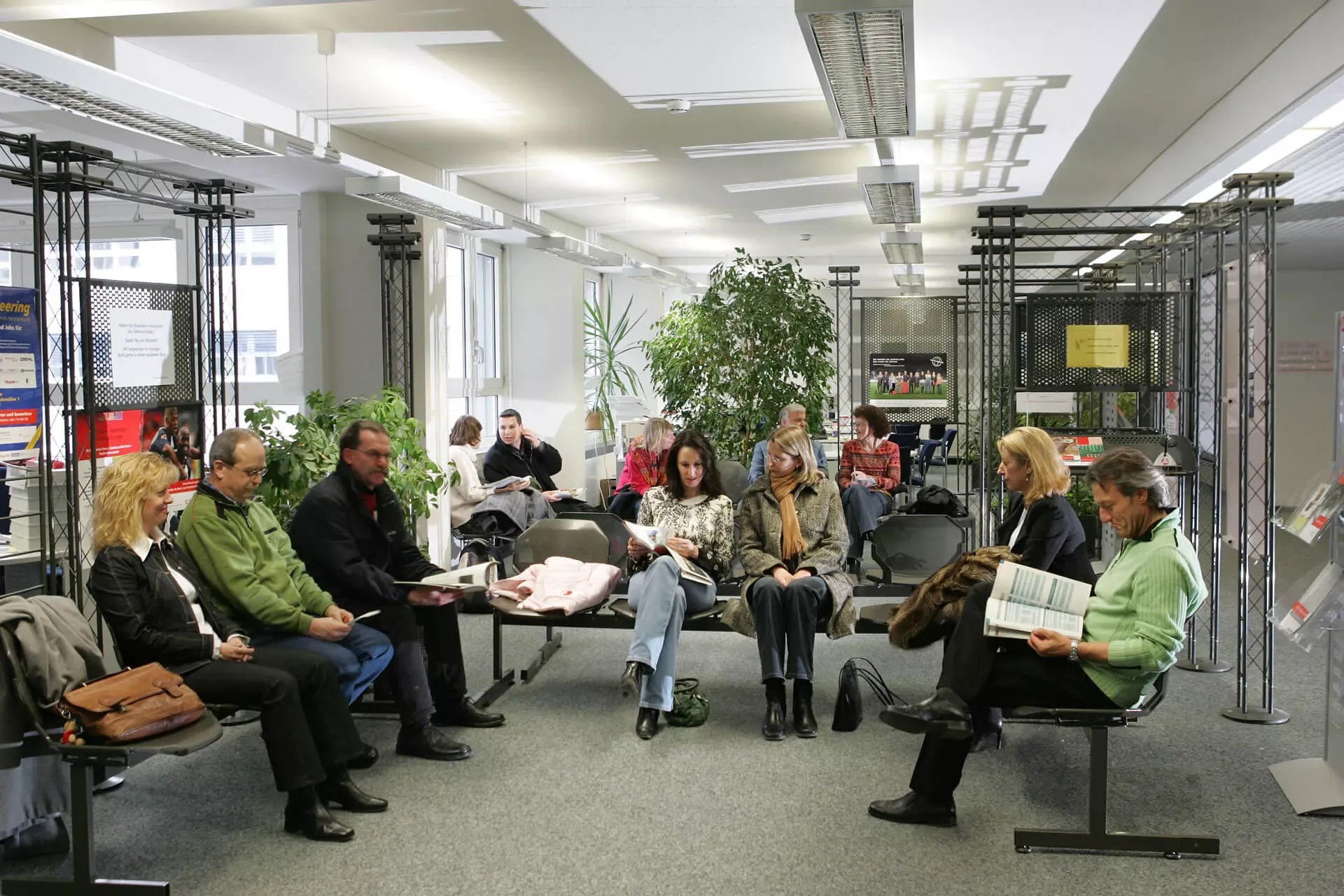 Wartebereich mit Menschen in einem Arbeitsamt. Wartebereich mit Menschen in einem Arbeitsamt.