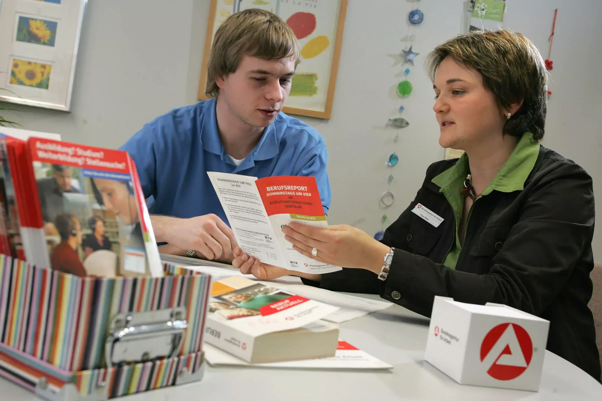 Beratungsgespräch im Jobcenter der Arbeitsagentur. Beratungsgespräch im Jobcenter der Arbeitsagentur.