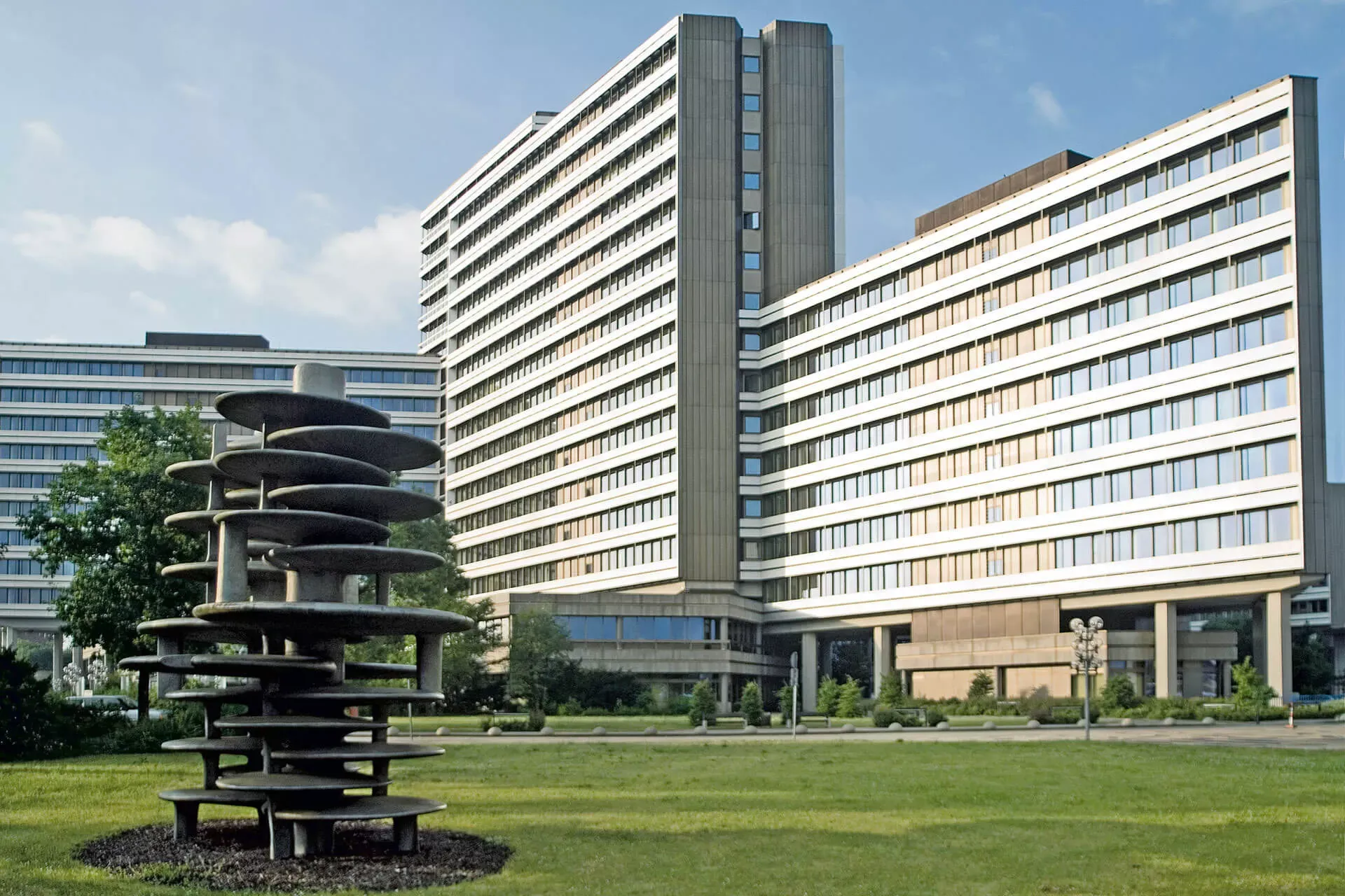 Gebäude der Bundesagentur für Arbeit in Nürnberg, davor Rasenfläche mit einem Brunnen. Gebäude der Bundesagentur für Arbeit in Nürnberg, davor Rasenfläche mit einem Brunnen.