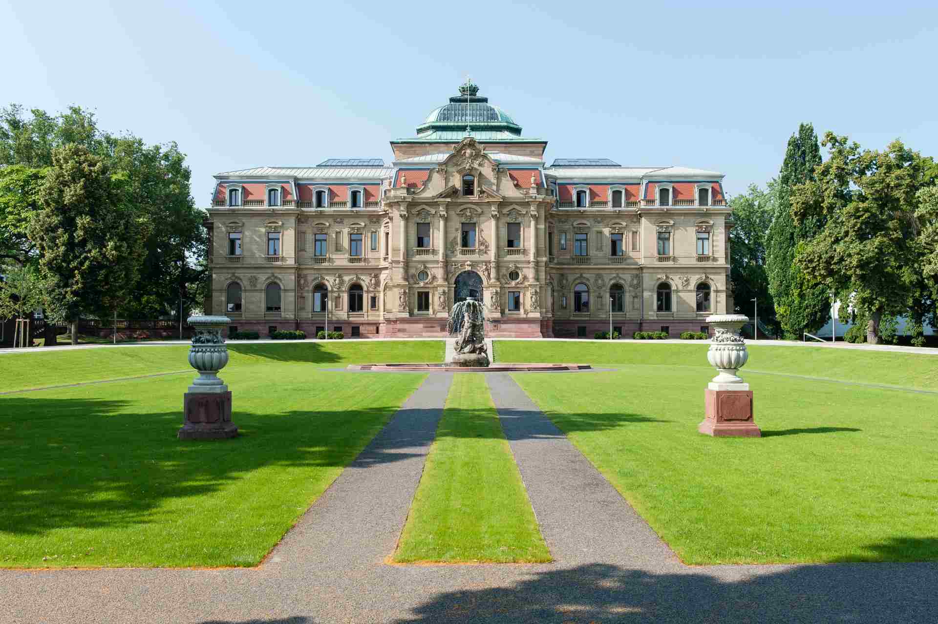 Bundesgerichtshof in Karlsruhe: Erbgroßherzogliches Palais mit Brunnen Bundesgerichtshof in Karlsruhe: Erbgroßherzogliches Palais mit Brunnen