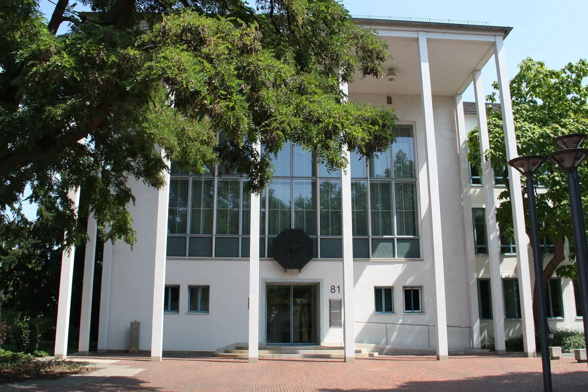 Gebäude des Bundesrechnungshofs in Bonn, Haupteingang. Gebäude des Bundesrechnungshofs in Bonn, Haupteingang.
