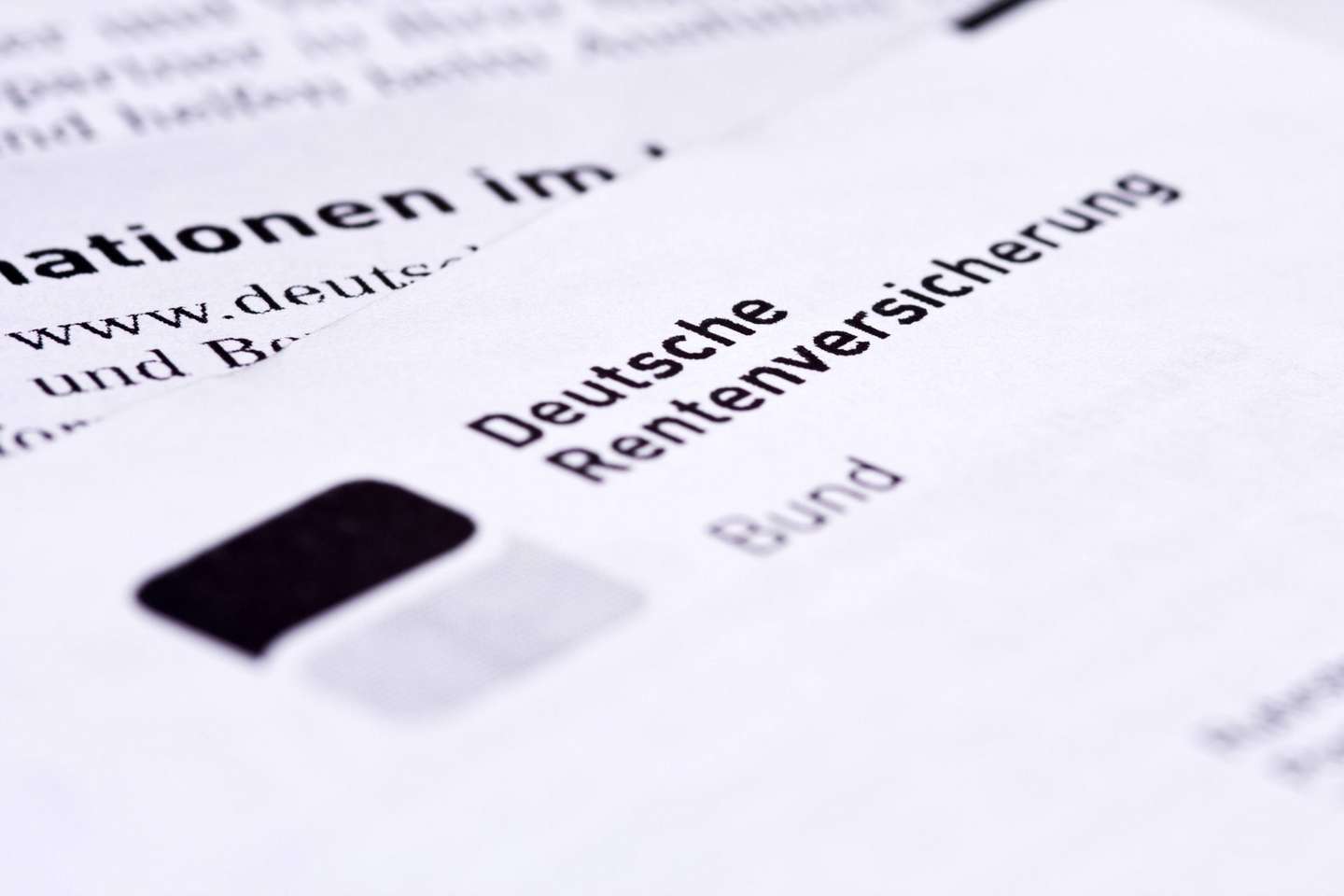 Unterlagen der deutschen Rentenversicherung (Bild: IMAGO/McPhoto) Unterlagen der deutschen Rentenversicherung (Bild: IMAGO/McPhoto)