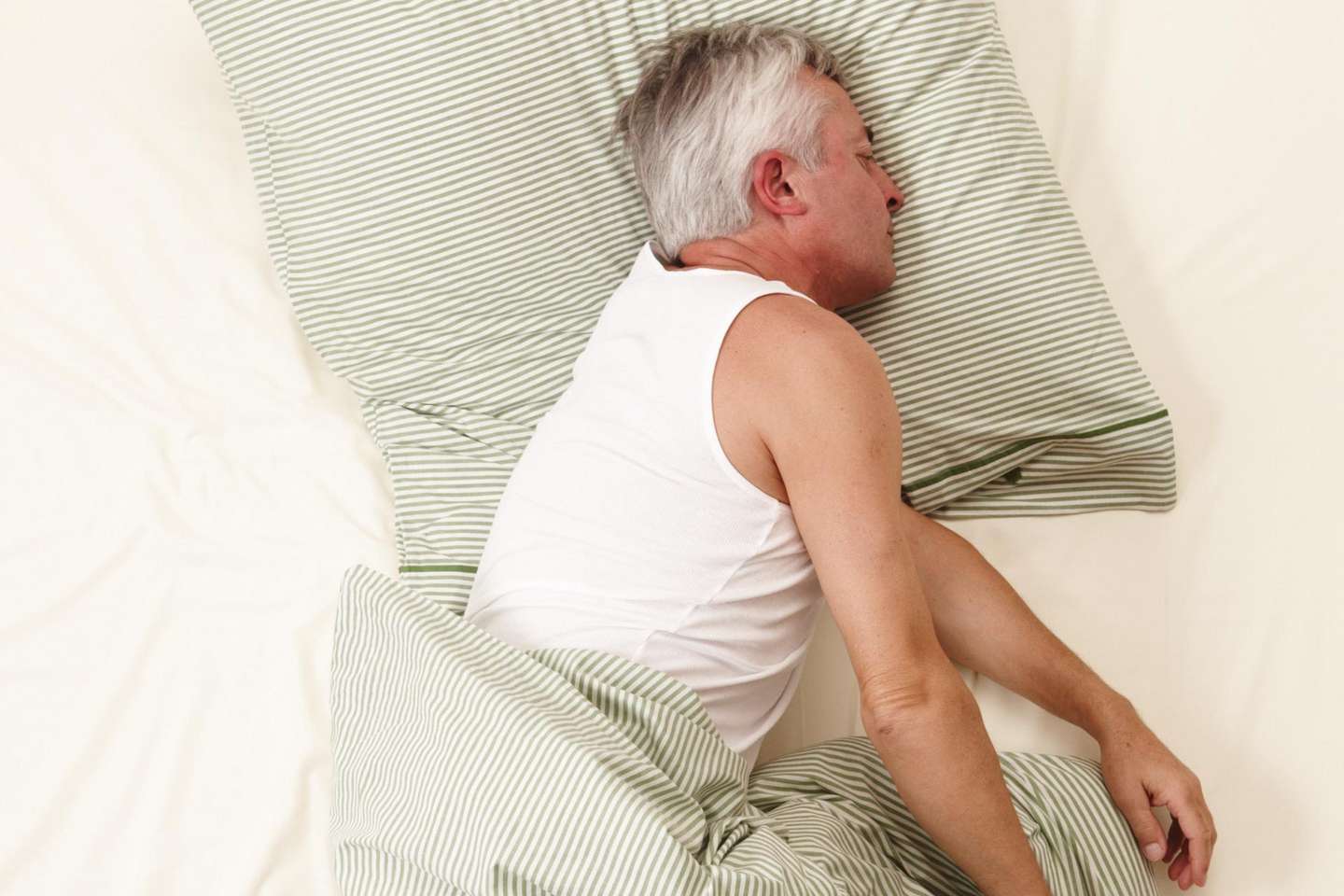 aelterer-mann-beim-schlafen-im-bett aelterer-mann-beim-schlafen-im-bett